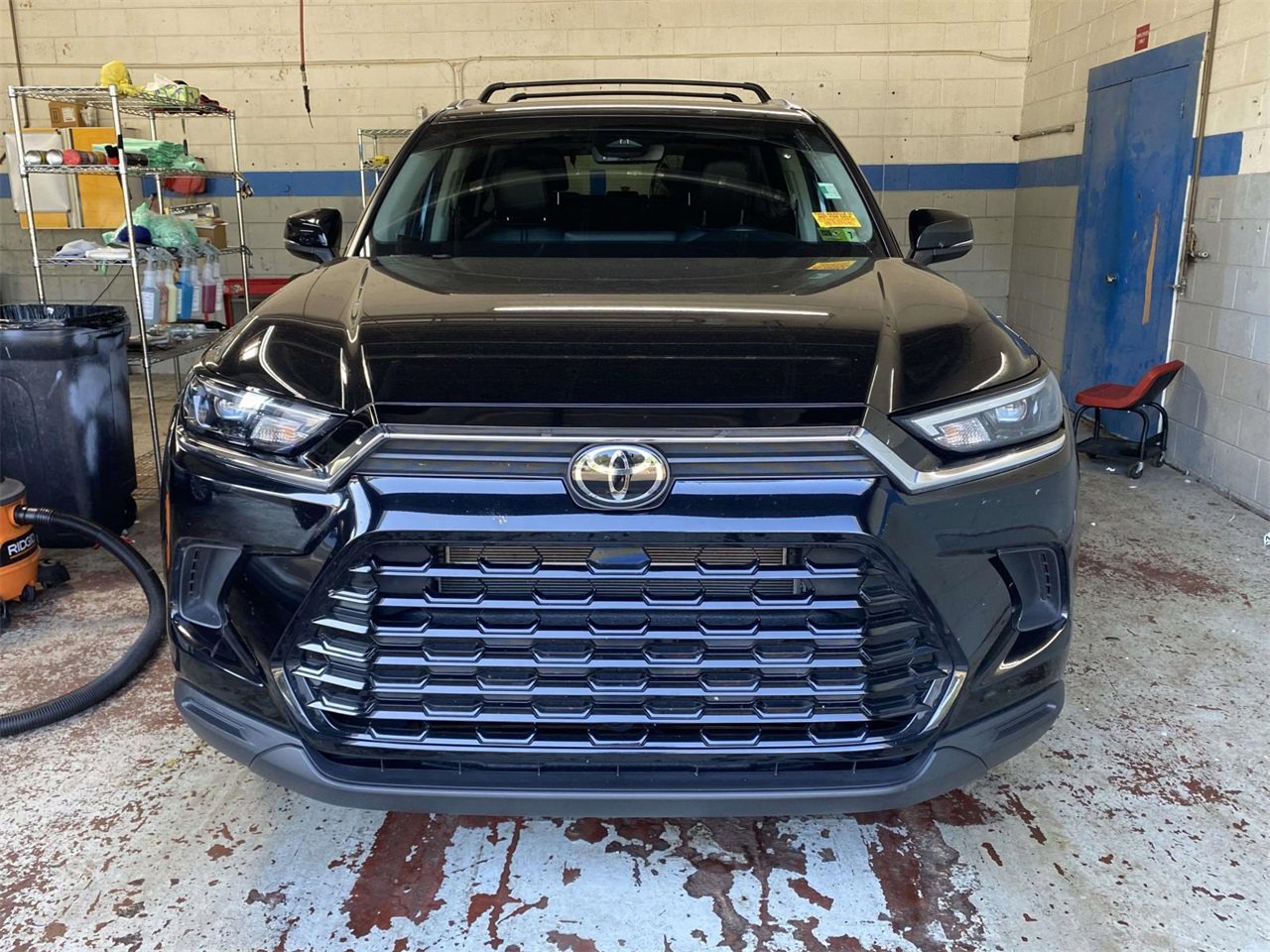 2024 Toyota Highlander Hybrid XLE photo 2