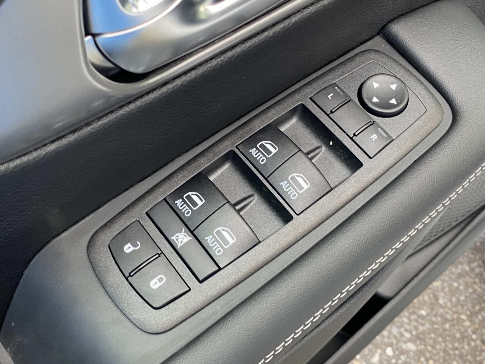 2026 Chrysler Pacifica Select - Photo 17