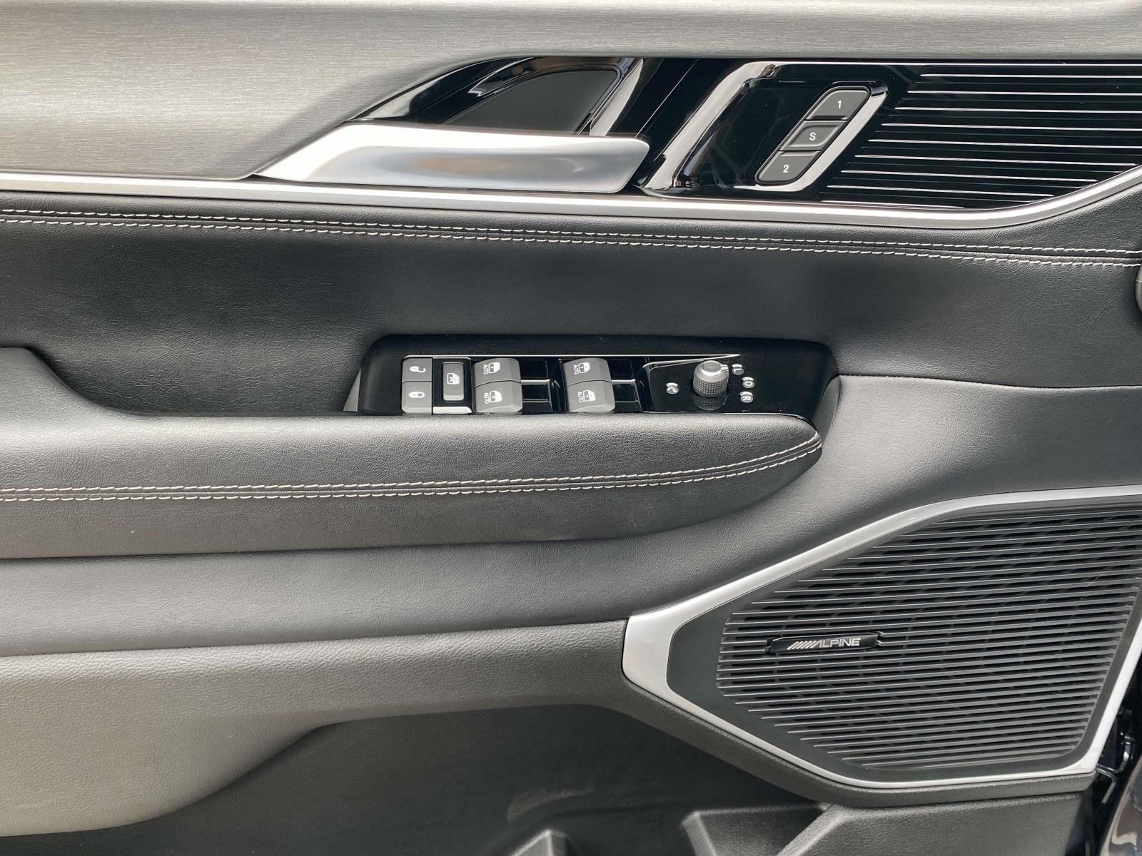 2025 Jeep Wagoneer L Series II - Photo 18