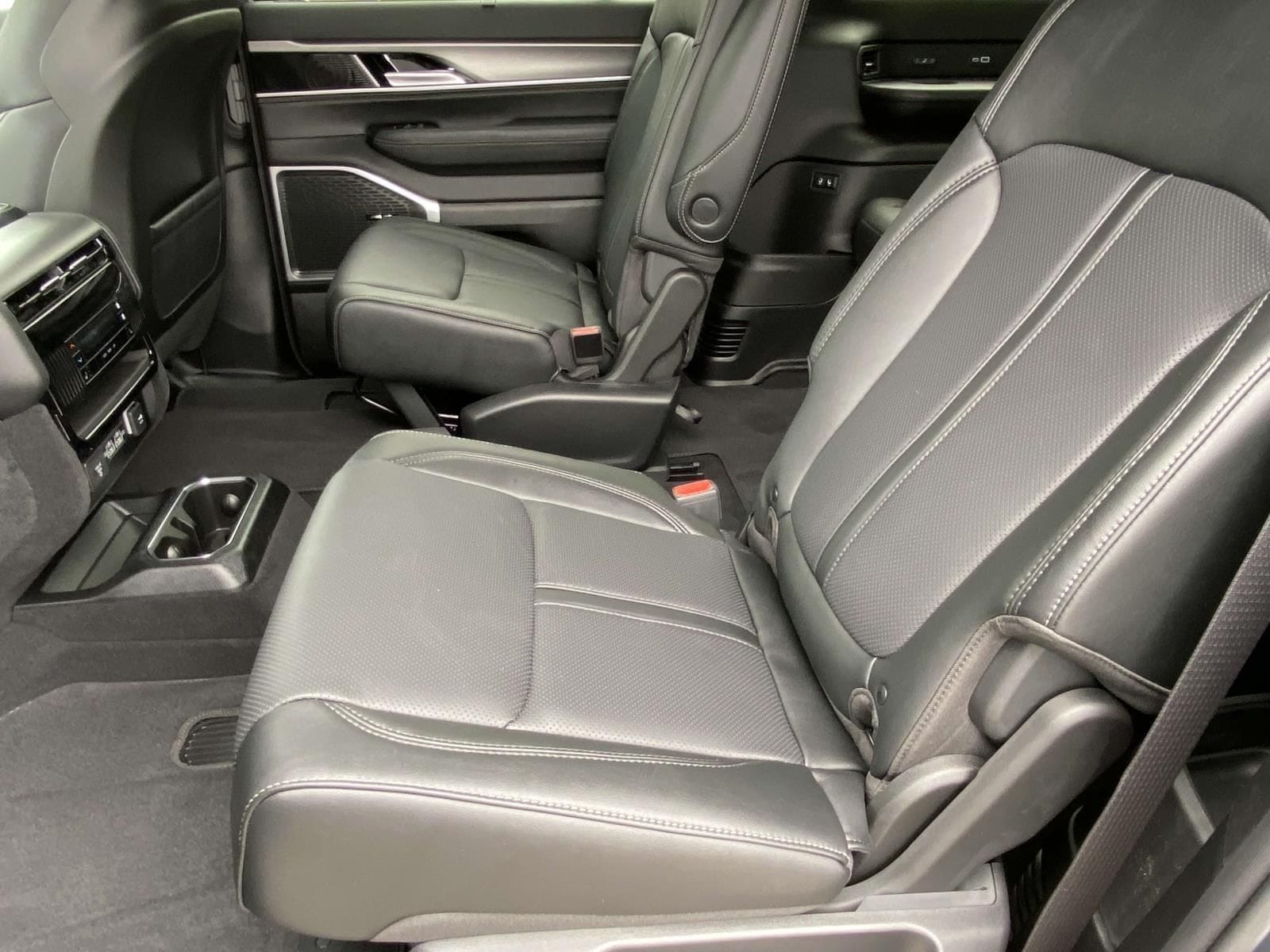 2025 Jeep Wagoneer L Series II - Photo 12