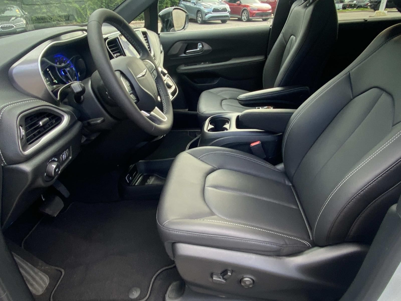 2026 Chrysler Pacifica Select - Photo 13