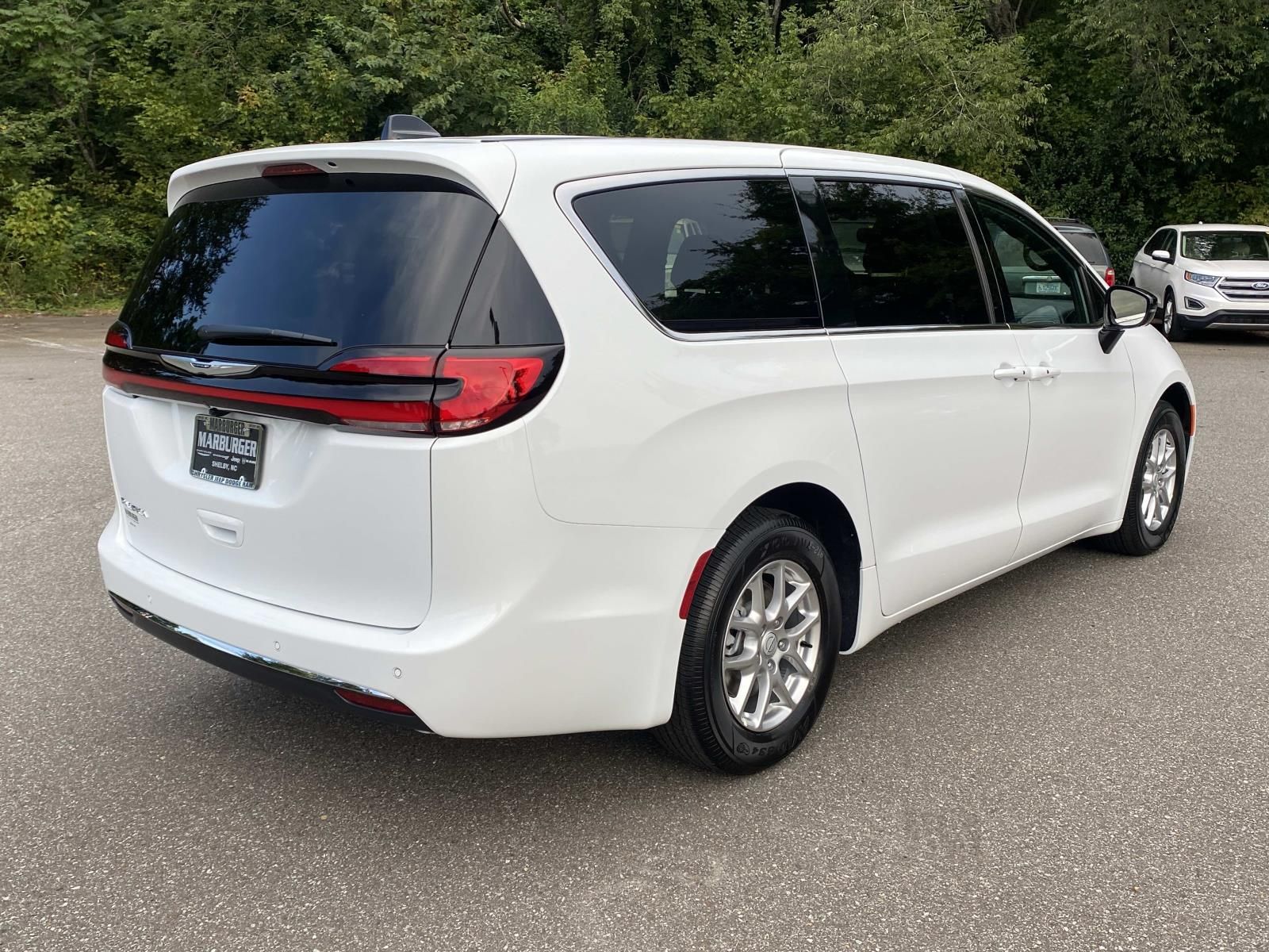 2026 Chrysler Pacifica Select - Photo 7