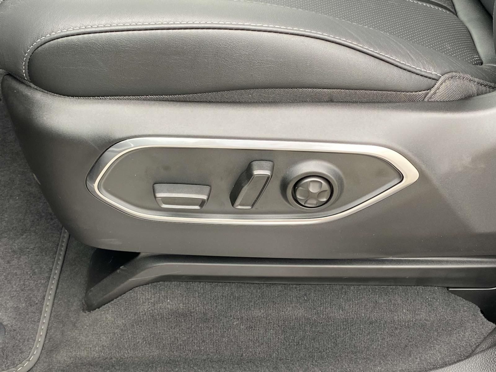 2025 Jeep Wagoneer L Series II - Photo 17