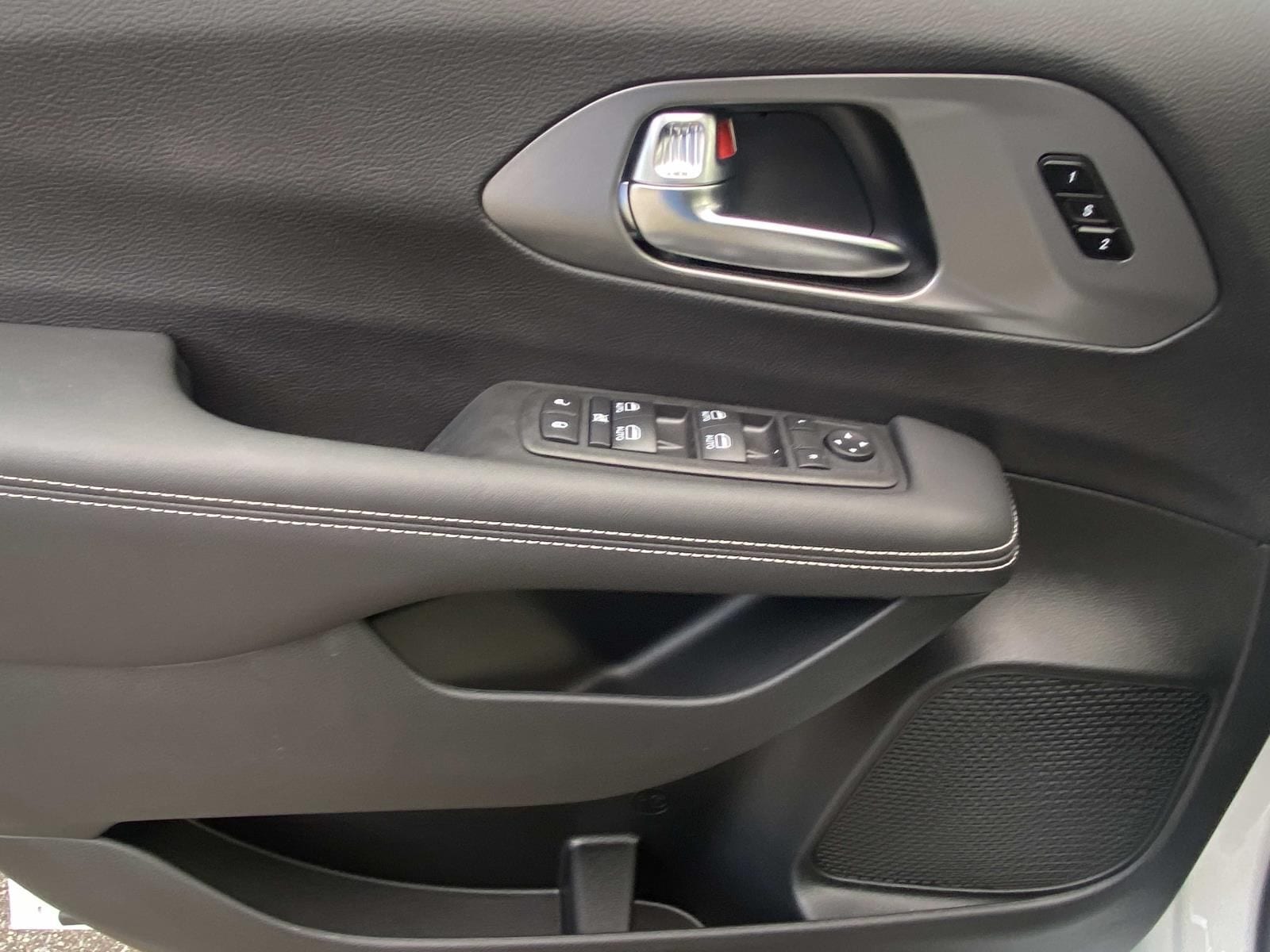 2026 Chrysler Pacifica Select - Photo 16