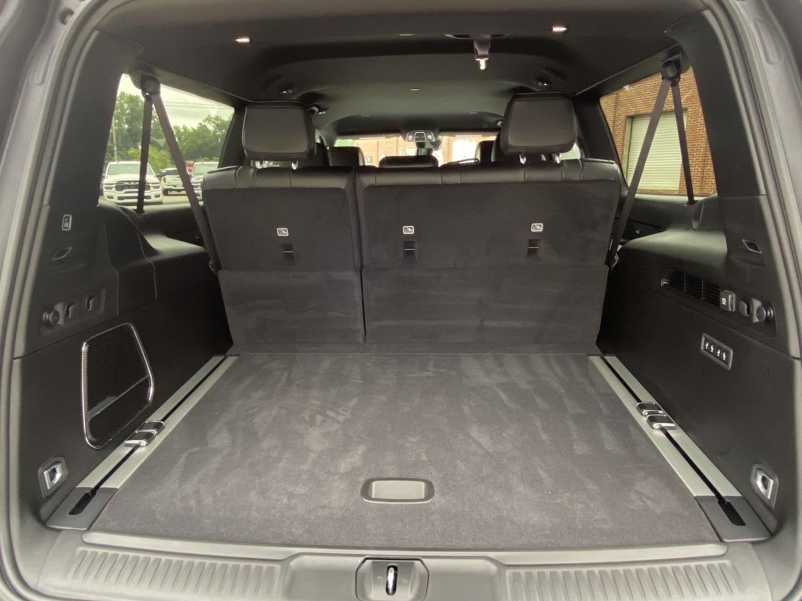 2025 Jeep Wagoneer L Series II - Photo 10