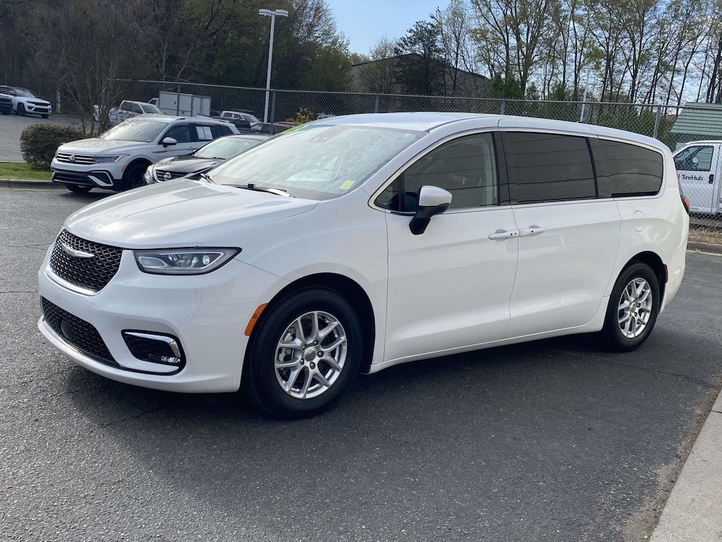 Used 2023 Chrysler Pacifica Touring L