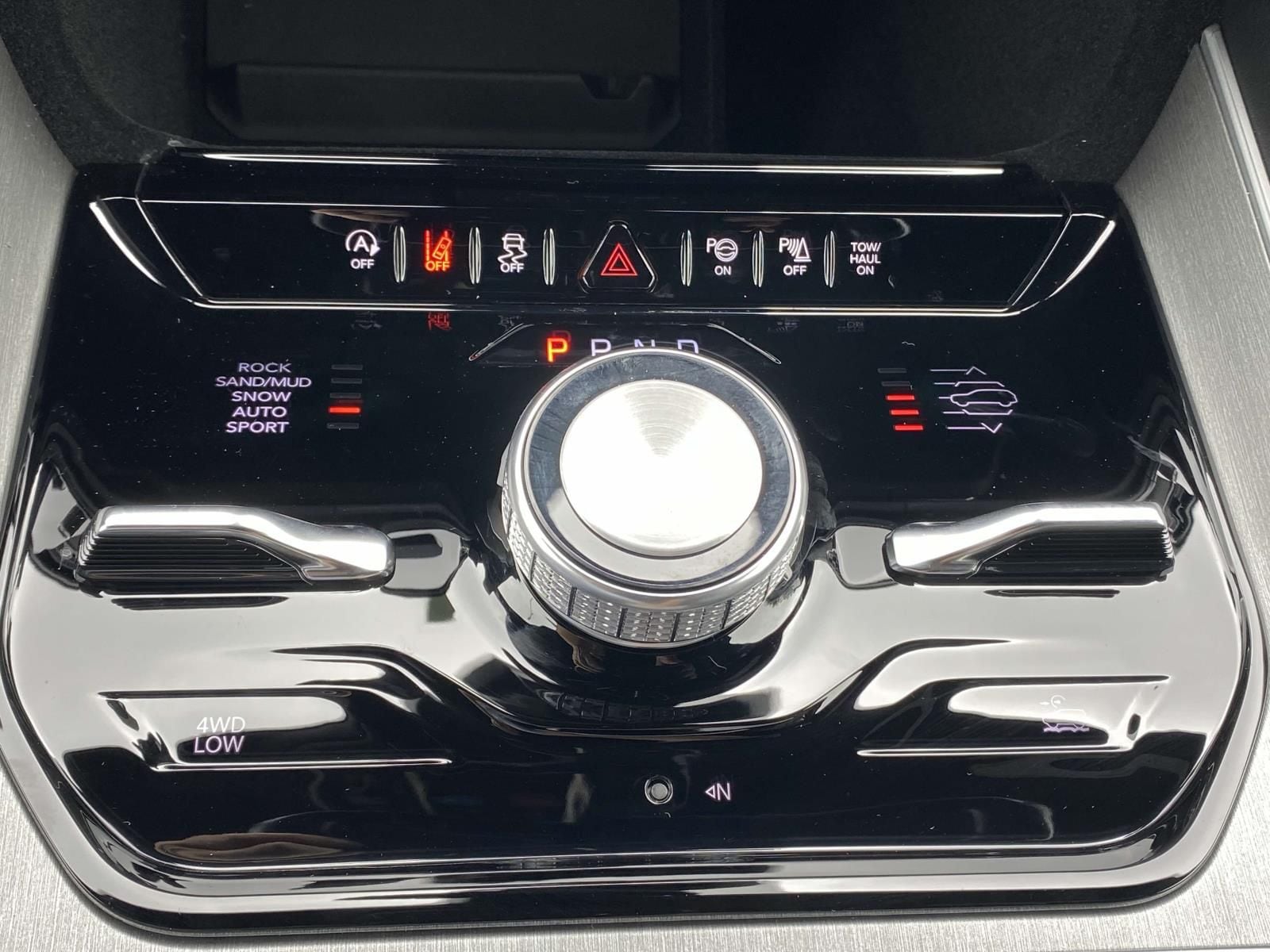 2025 Jeep Wagoneer L Series II - Photo 31