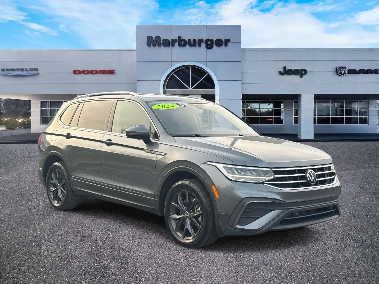 2024 Volkswagen Tiguan SE's photo