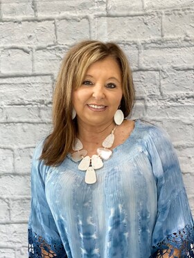 Staff member Brenda Killen from ID_fe402bbeadba