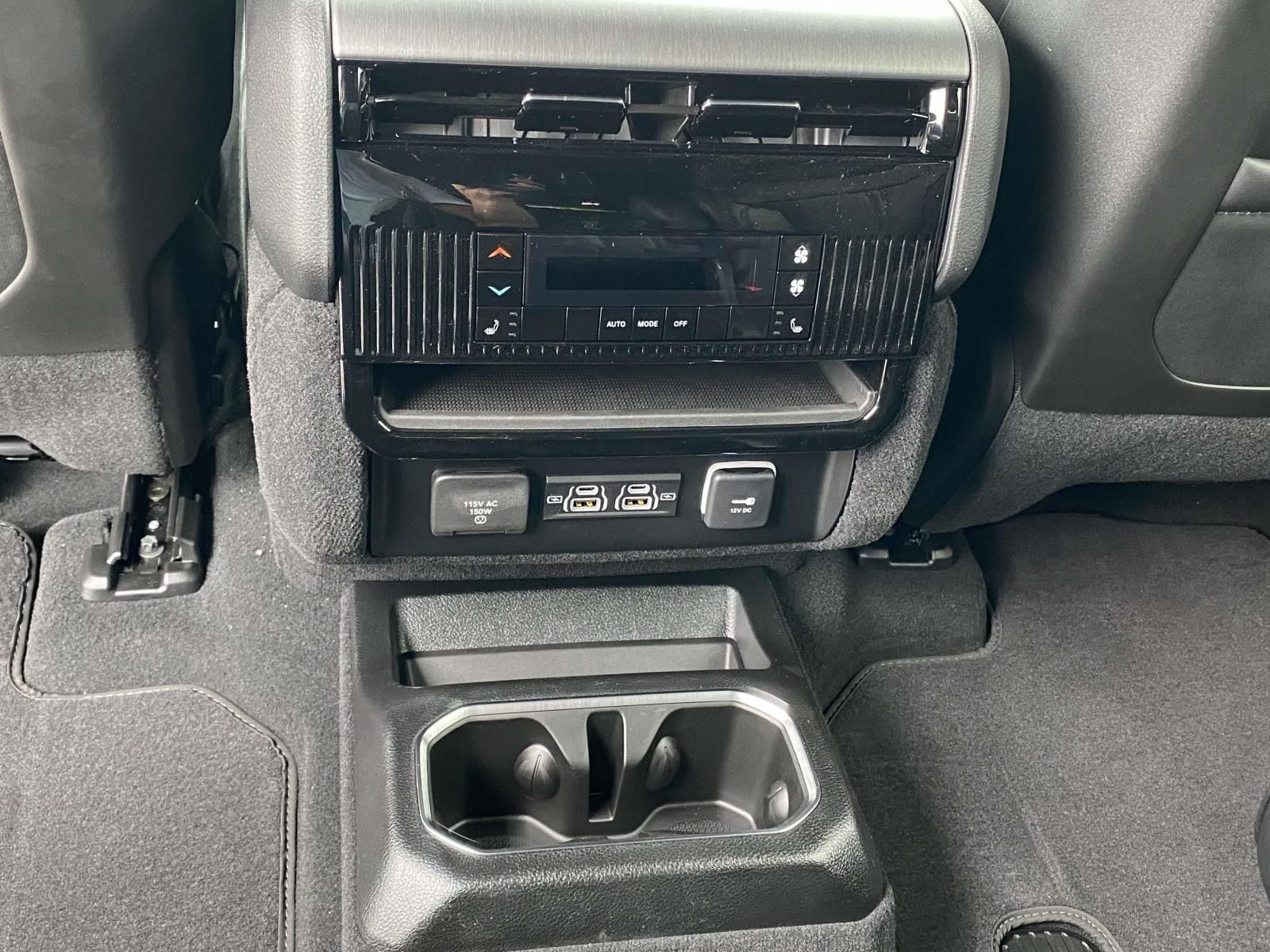 2025 Jeep Wagoneer L Series II - Photo 13