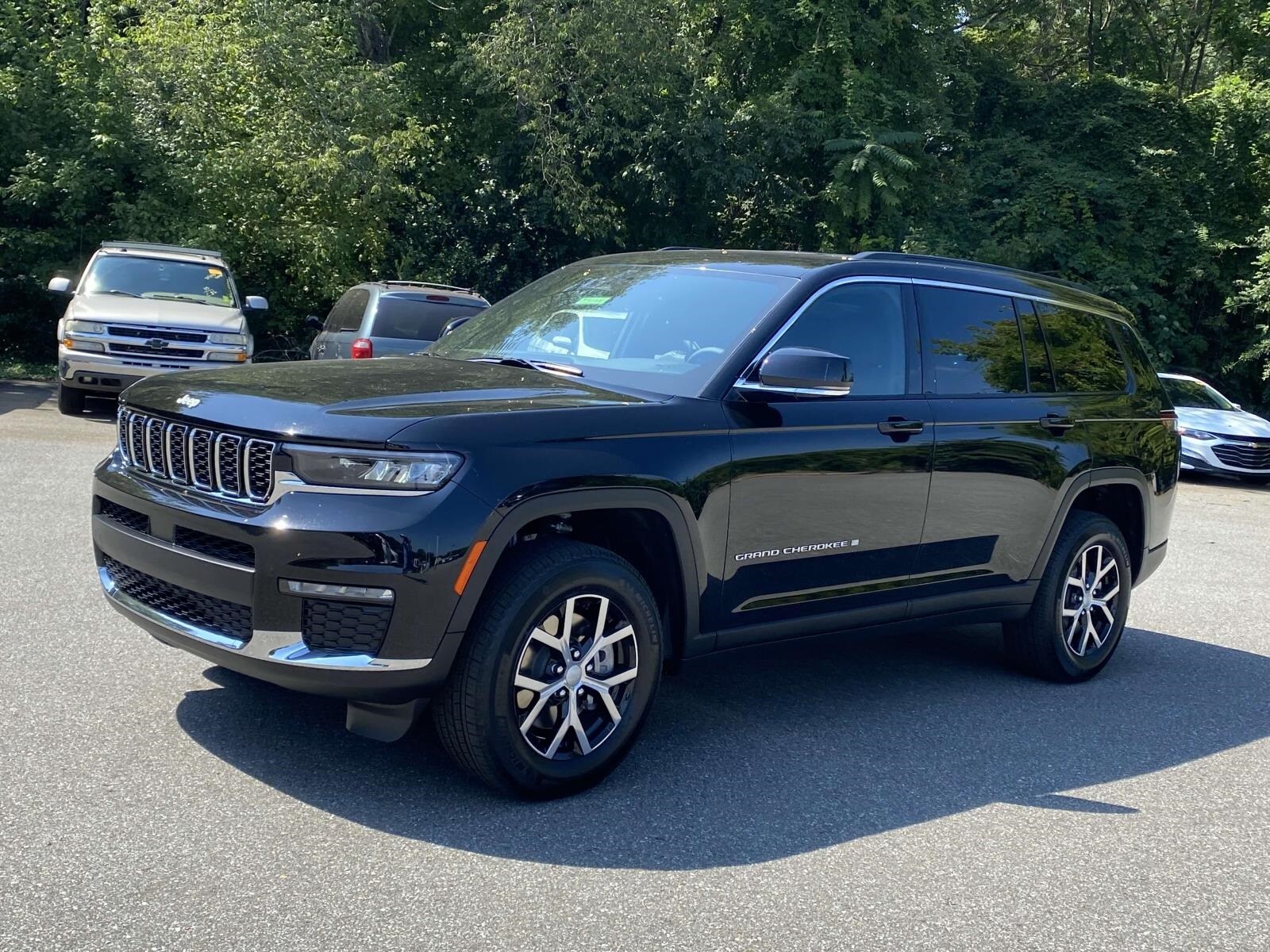 2025 Jeep Grand Cherokee Limited photo 3