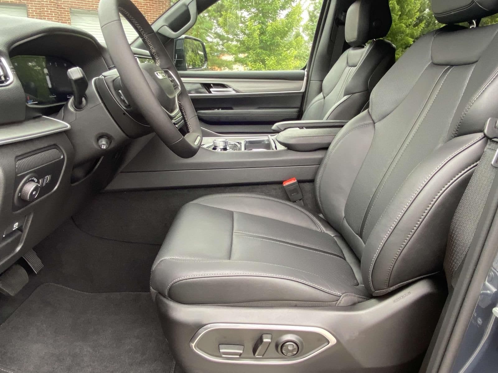 2025 Jeep Wagoneer L Series II - Photo 16