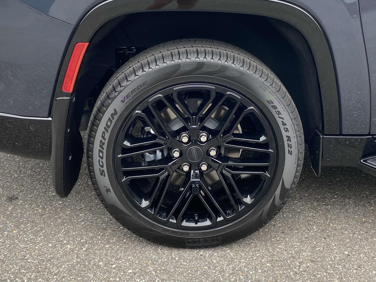 2025 Jeep Wagoneer L Series II - Photo 9