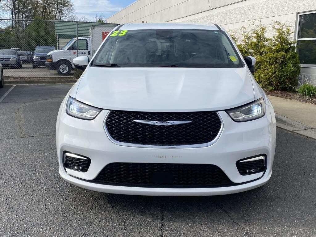 Used 2023 Chrysler Pacifica Touring L