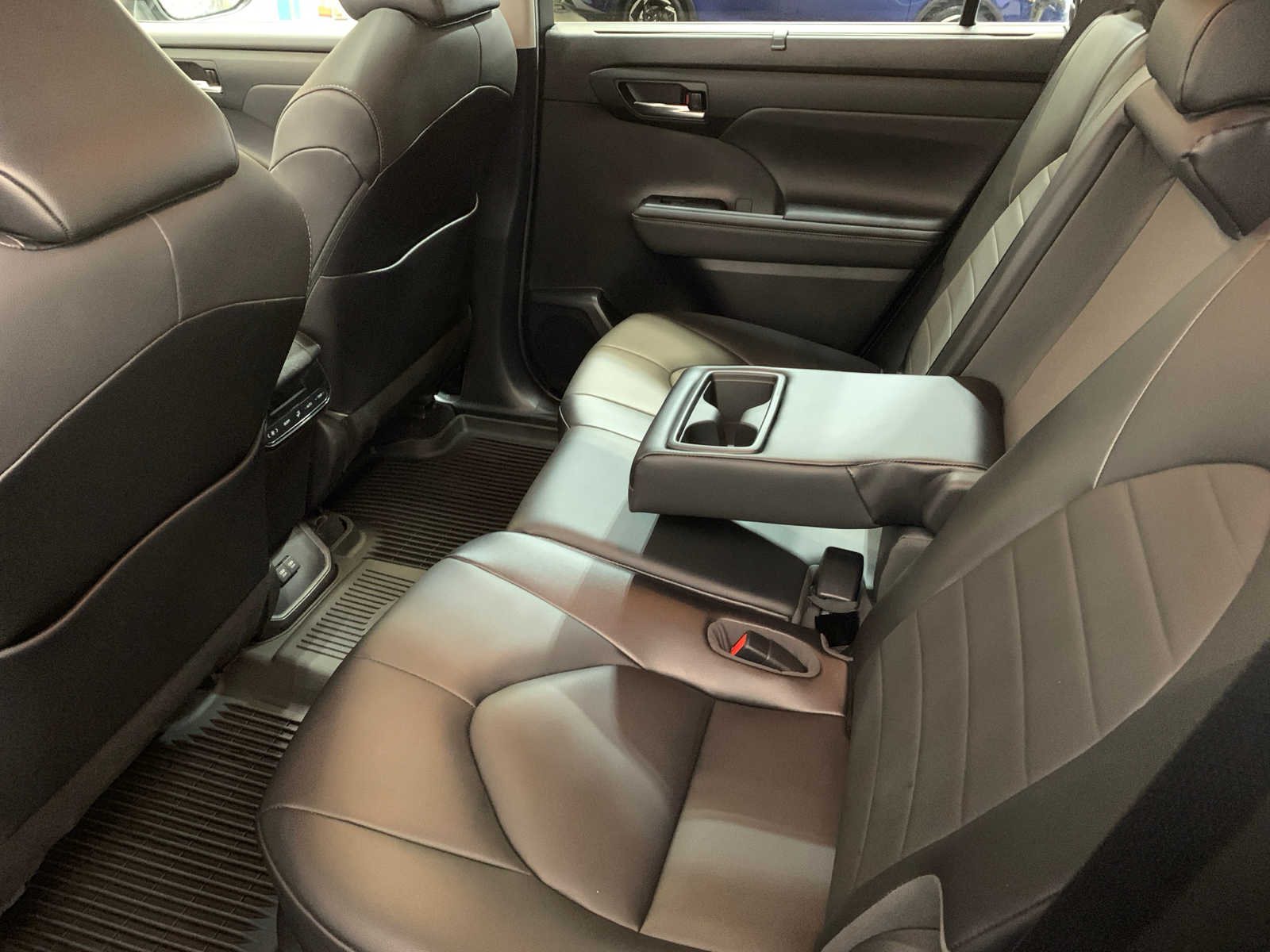 2021 Toyota Highlander XLE photo 4