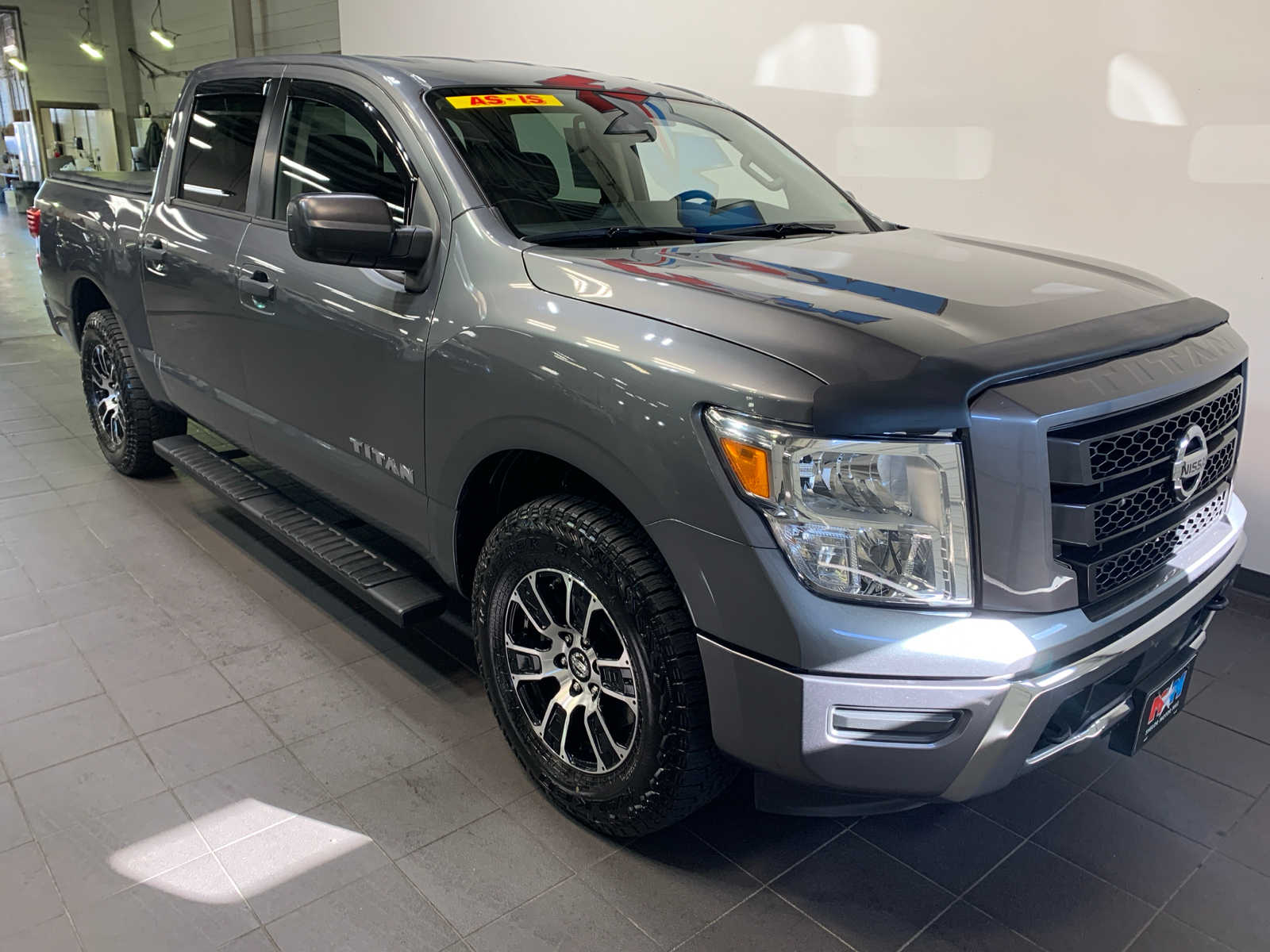 2022 Nissan Titan SV Crew Cab photo 2