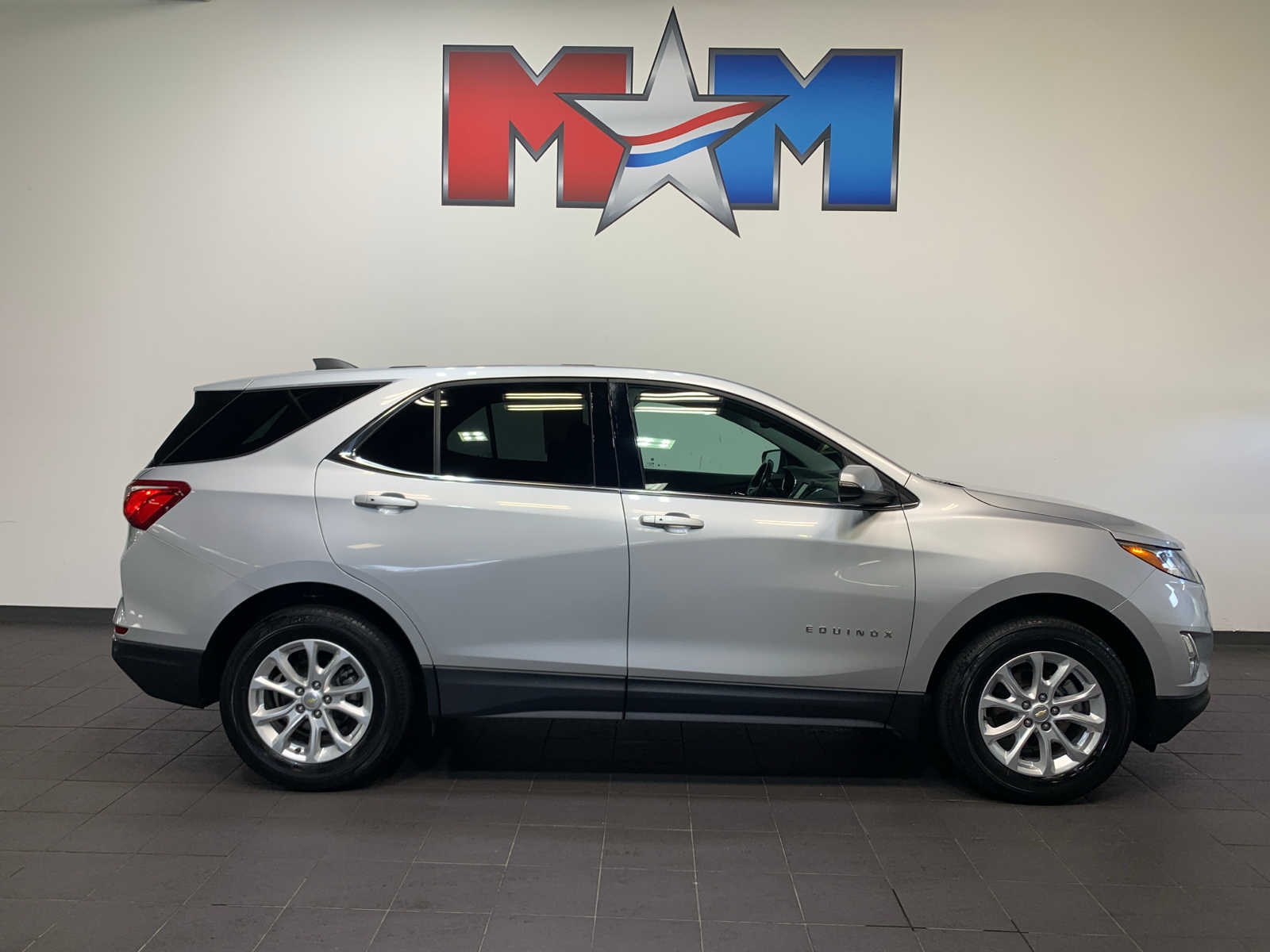 2019 Chevrolet Equinox LT photo 2