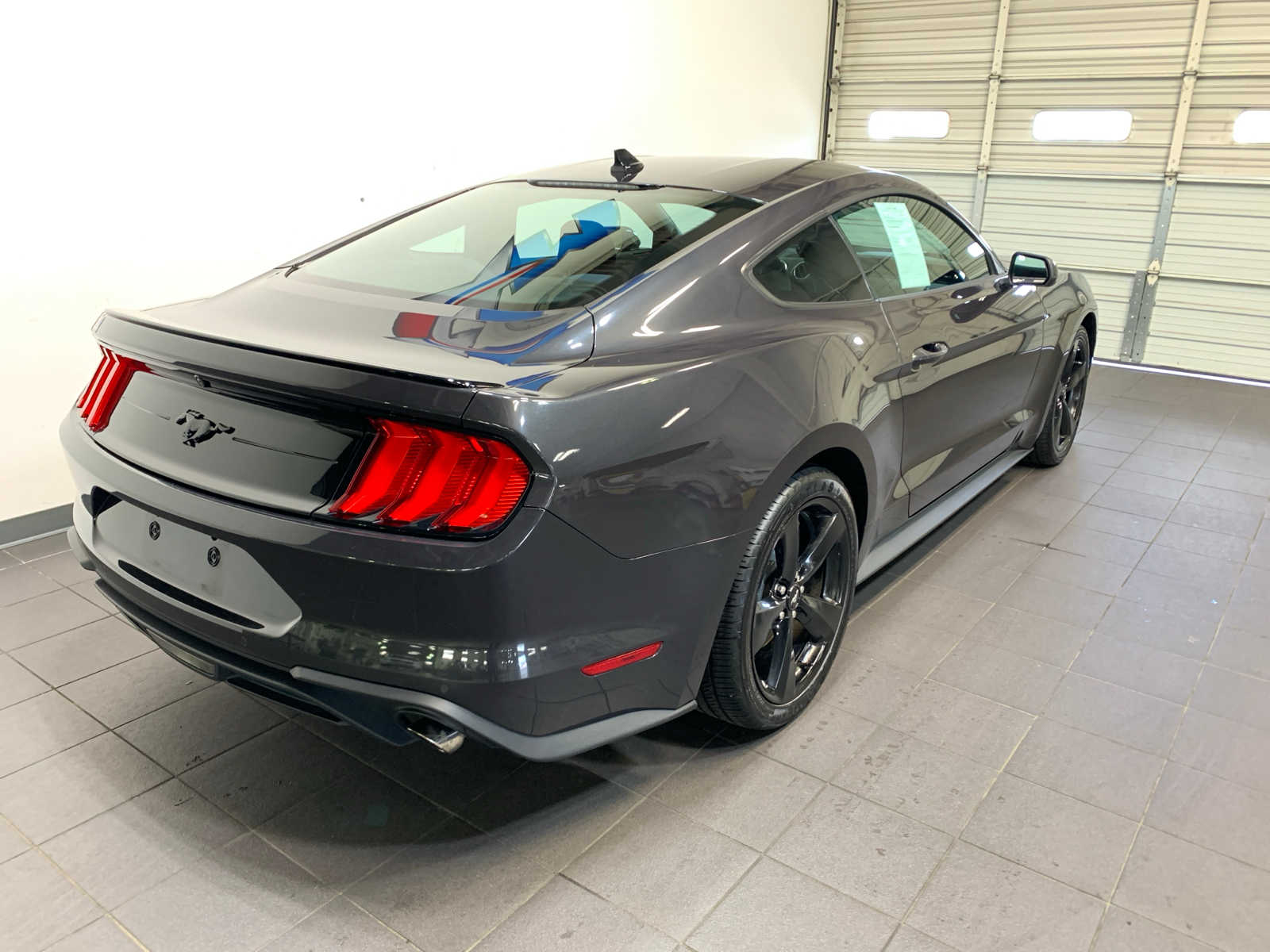2022 Ford Mustang EcoBoost photo 2