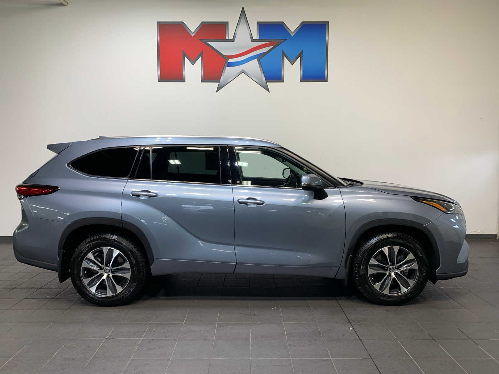 2021 Toyota Highlander XLE photo 2