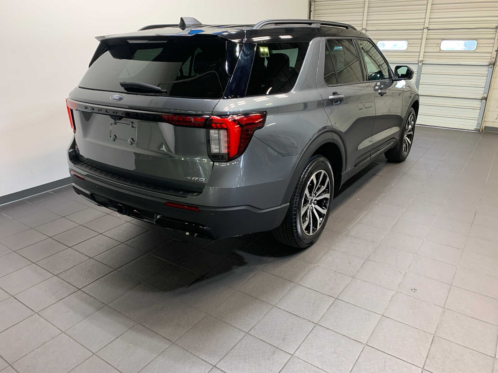 2025 Ford Explorer ST-Line photo 3