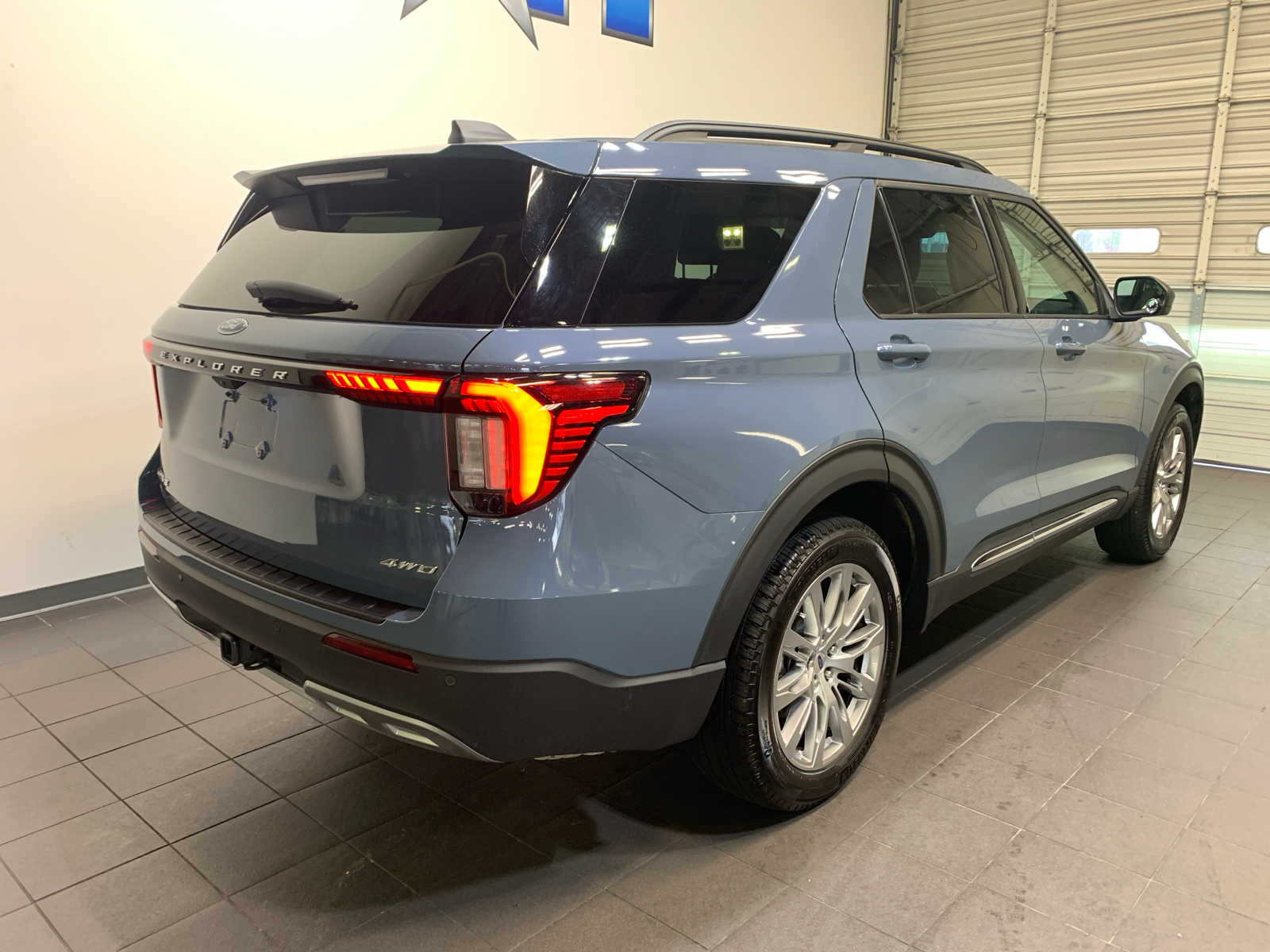 2025 Ford Explorer photo 3