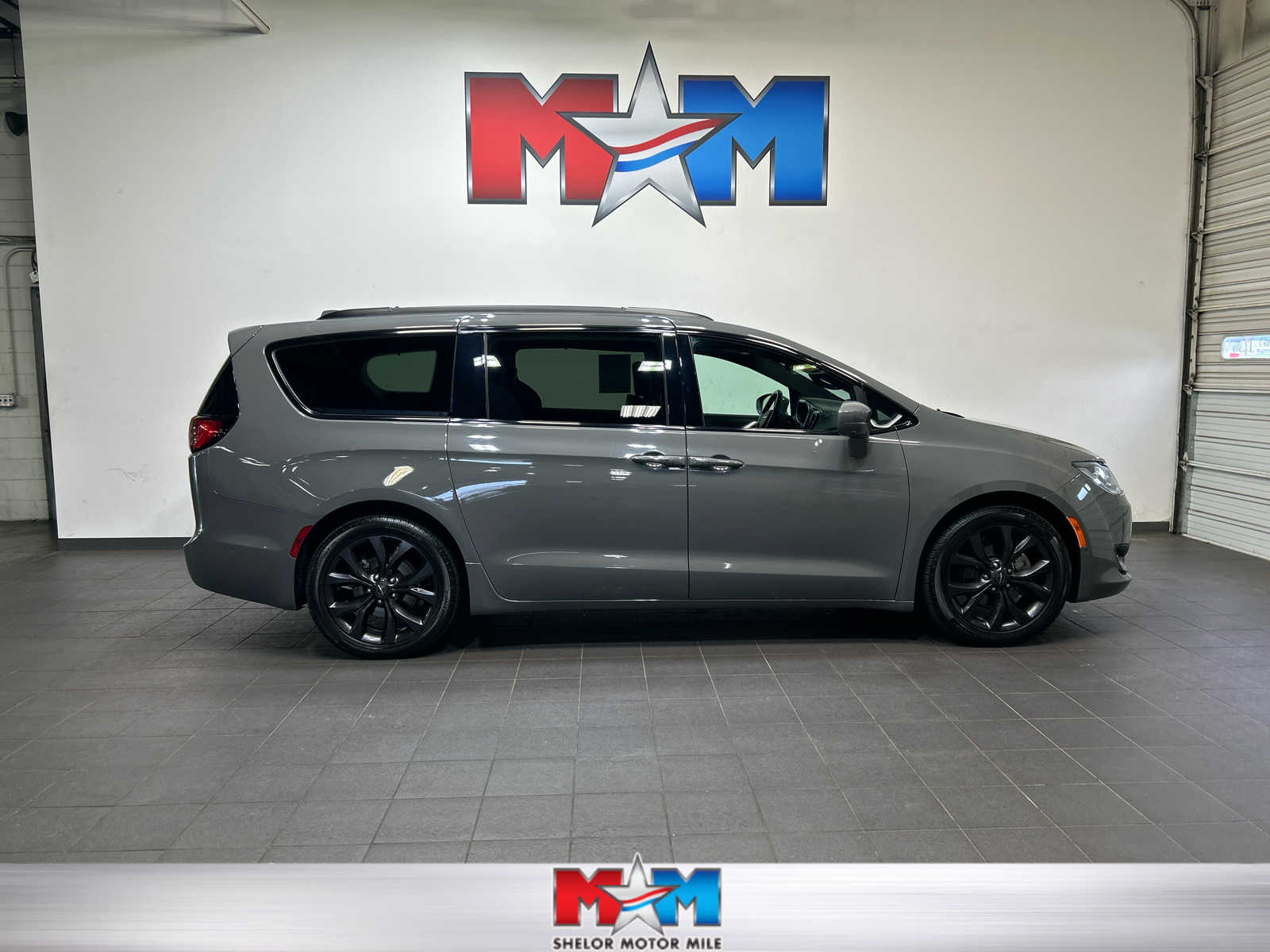 2020 Chrysler Pacifica Touring L's photo
