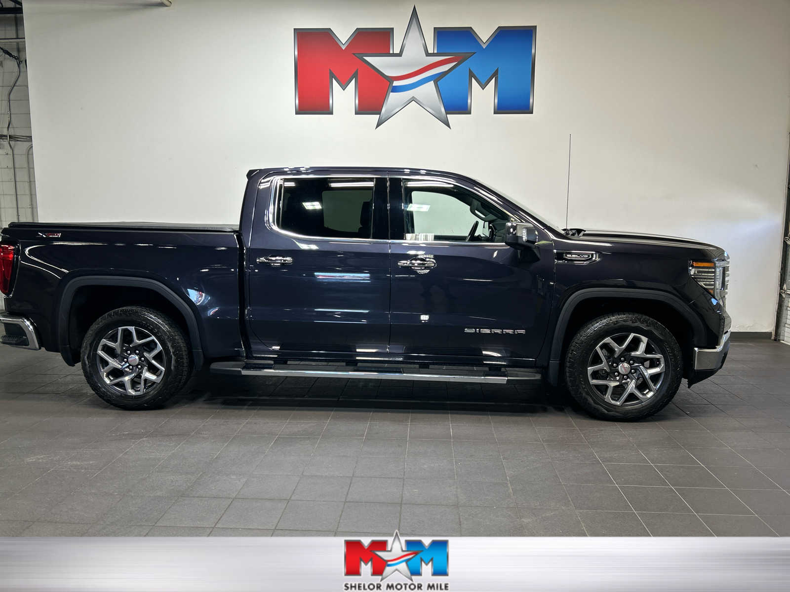 2023 GMC Sierra 4WD Crew Cab Short Box SLT's photo