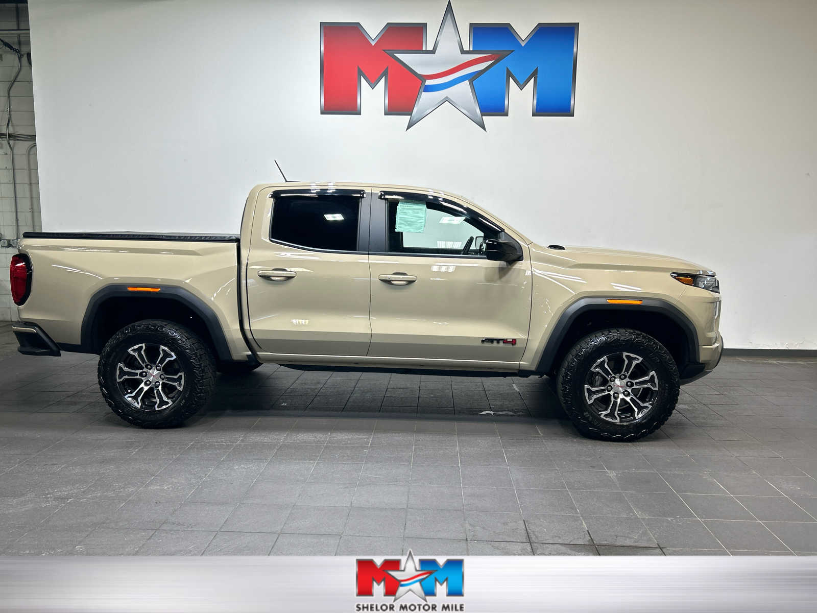 2023 GMC Canyon 4WD AT4 Crew Cab Short Box's photo