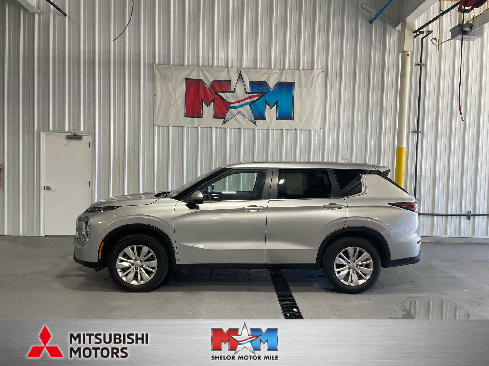 2025 Mitsubishi Outlander ES
