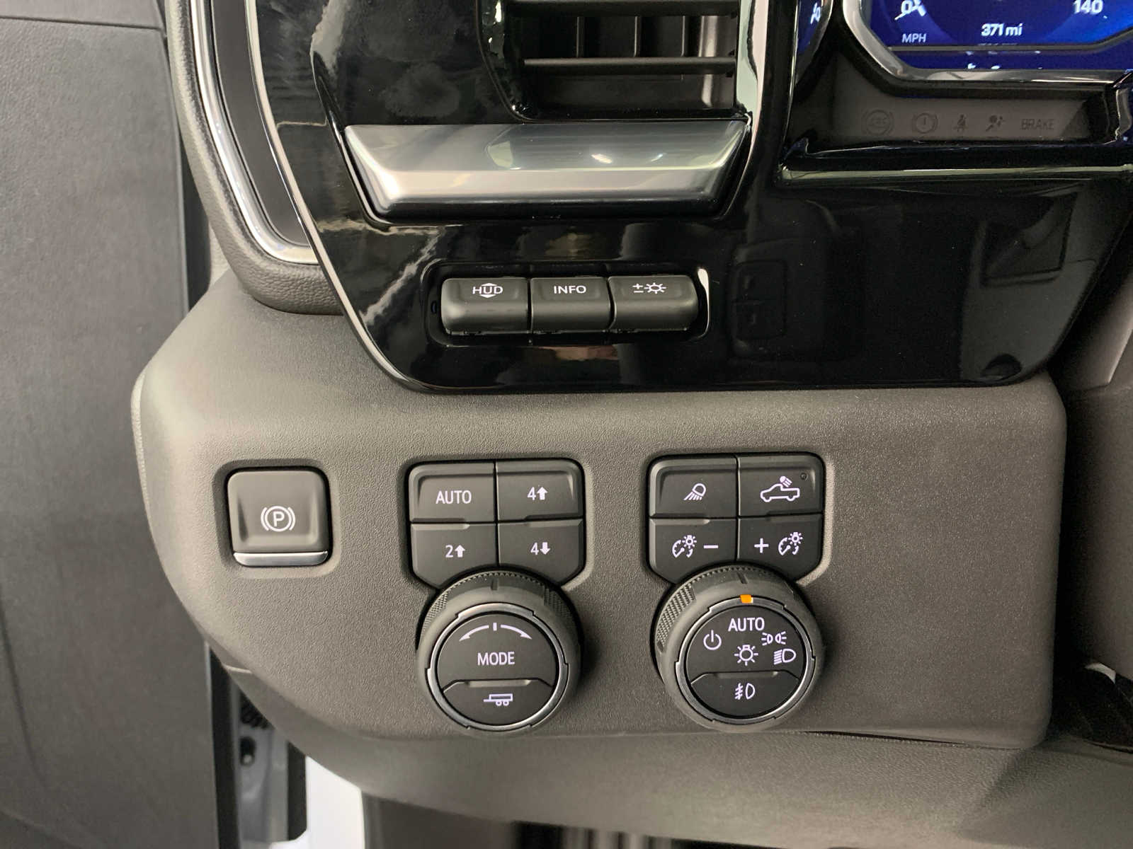 2025 Chevrolet Silverado 1500 LTZ - Photo 7