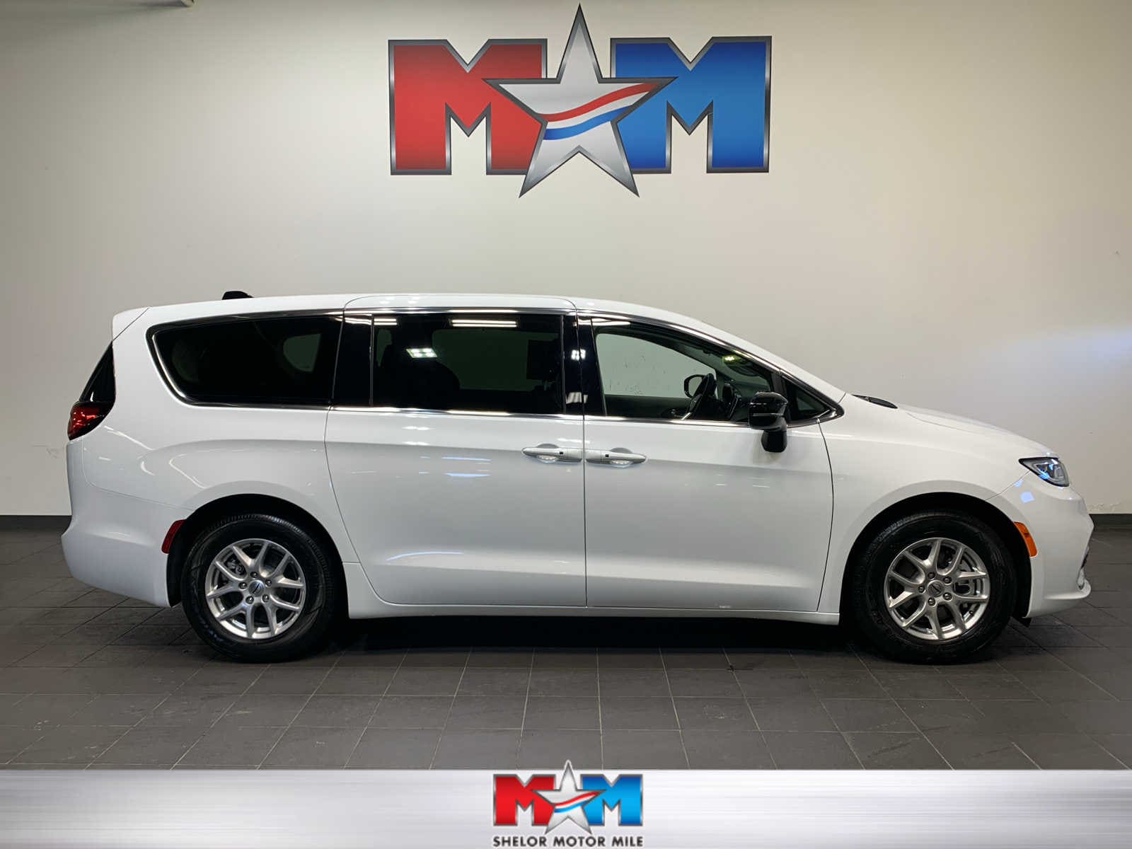 2024 Chrysler Pacifica Touring L's photo