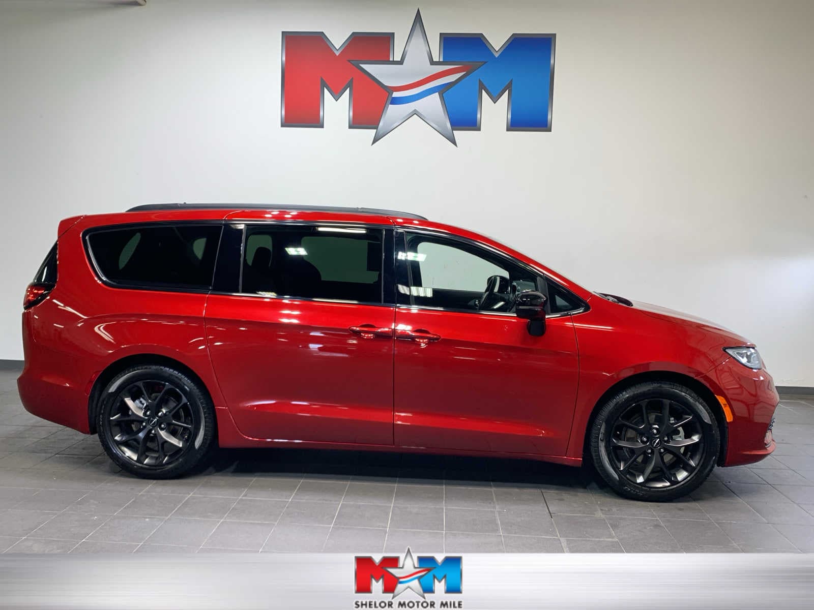 2025 Chrysler Pacifica Limited's photo
