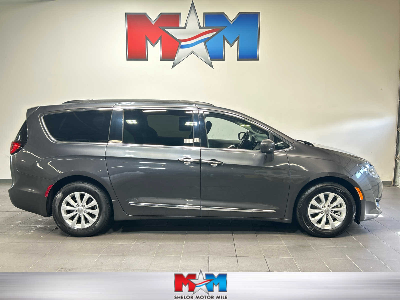 2017 Chrysler Pacifica Touring-L's photo