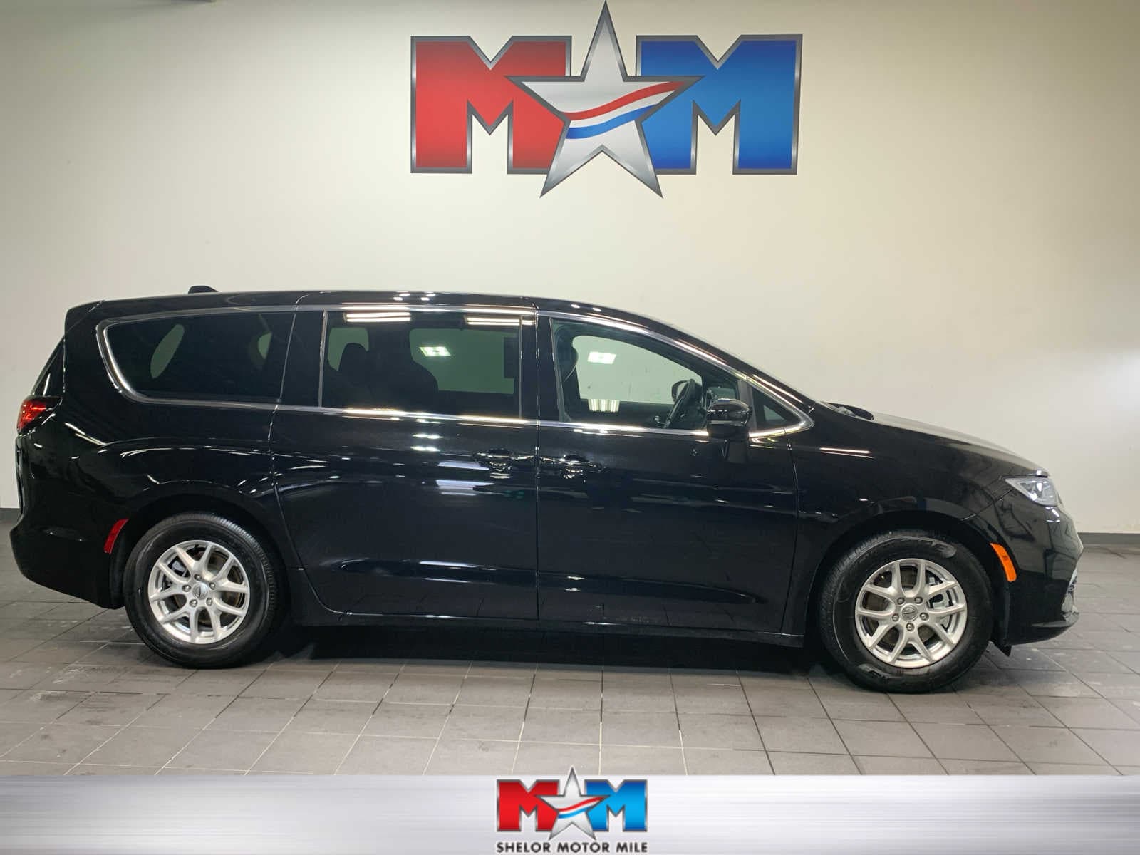 2025 Chrysler Pacifica Select's photo