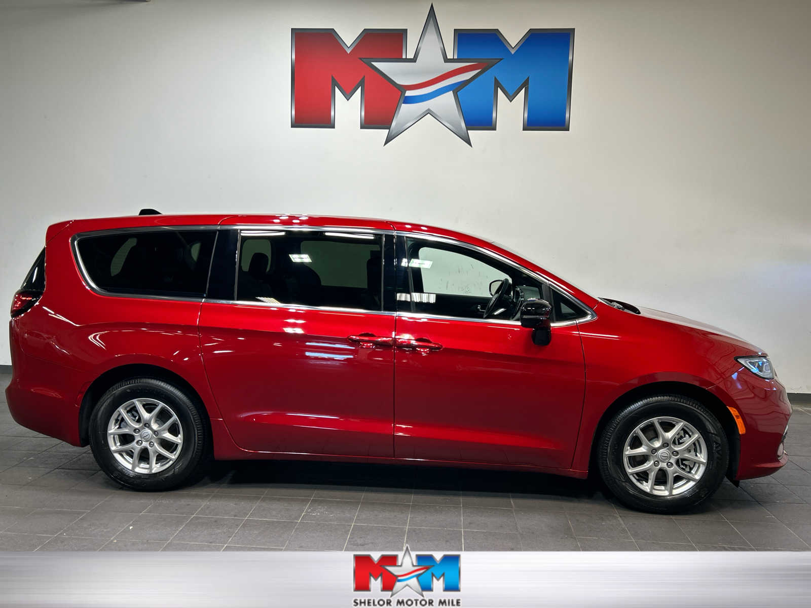 2025 Chrysler Pacifica Select's photo
