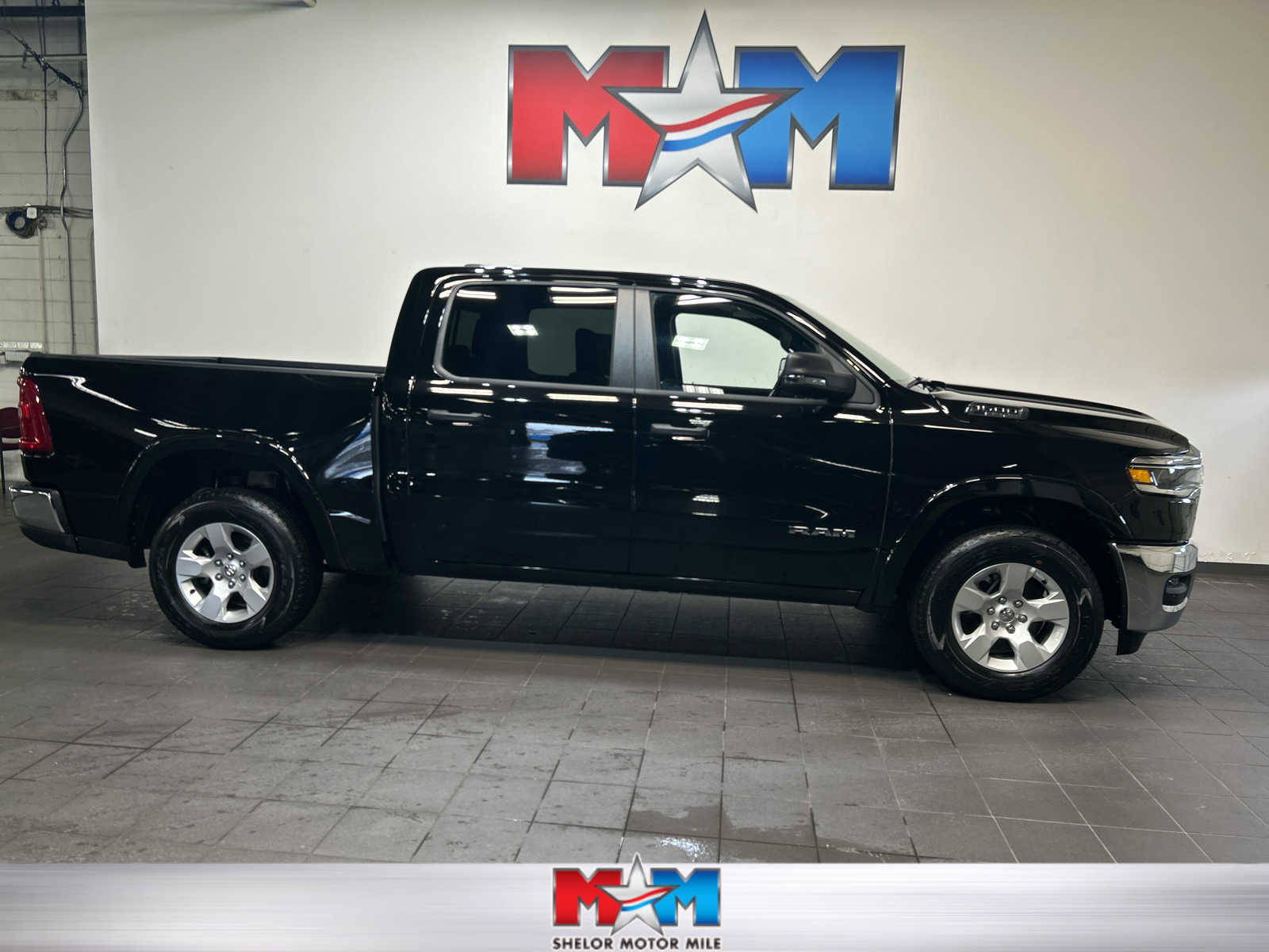 2025 RAM 1500 Big Horn/Lone Star 4x4 Crew Cab 5'7's photo