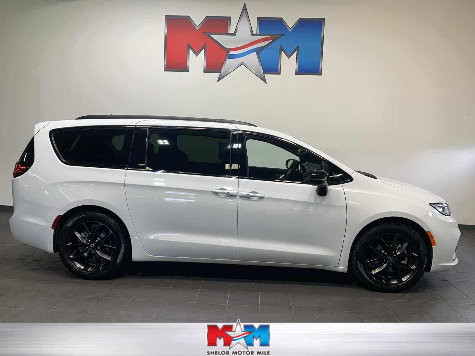 2025 Chrysler Pacifica Limited's photo