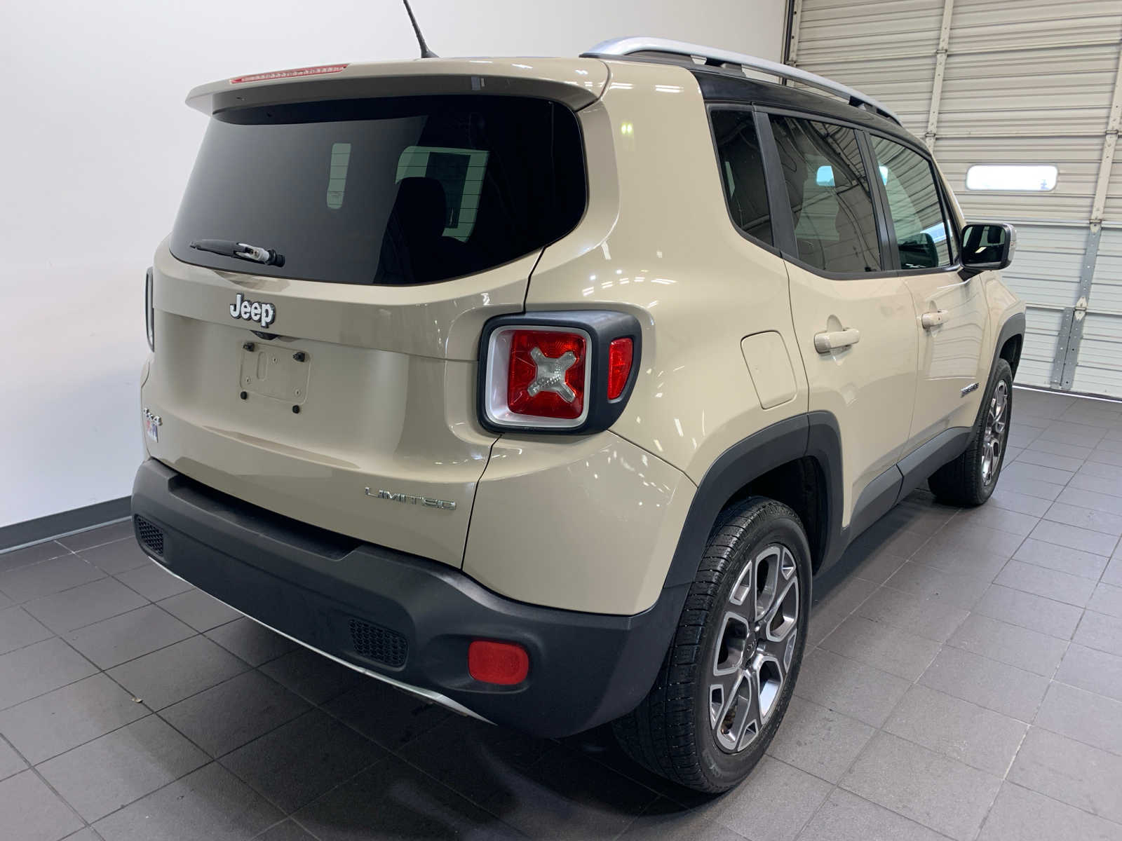 2016 Jeep Renegade Limited photo 2