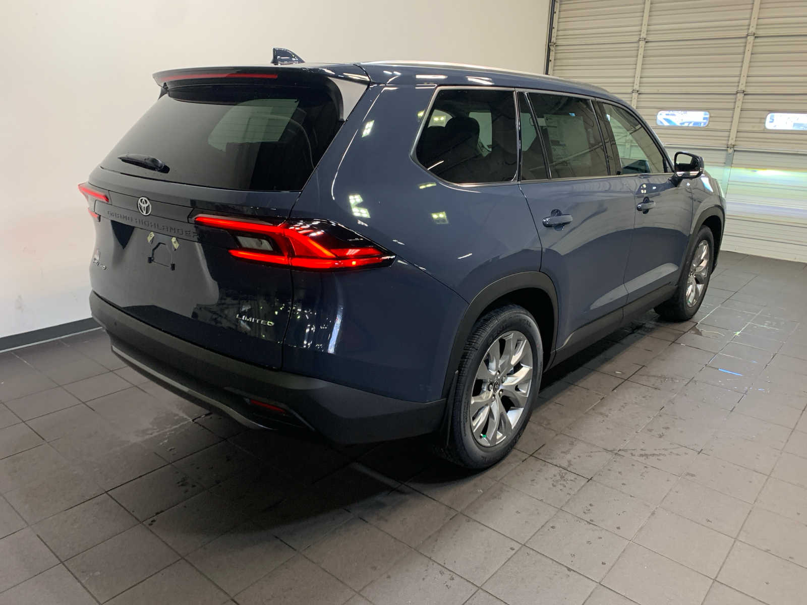 2026 Toyota Highlander Hybrid Limited photo 2