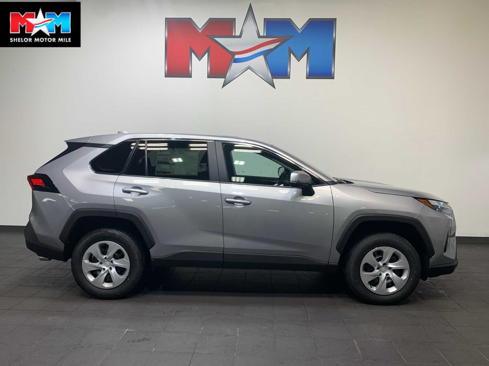 2025 Toyota RAV4 LE's photo