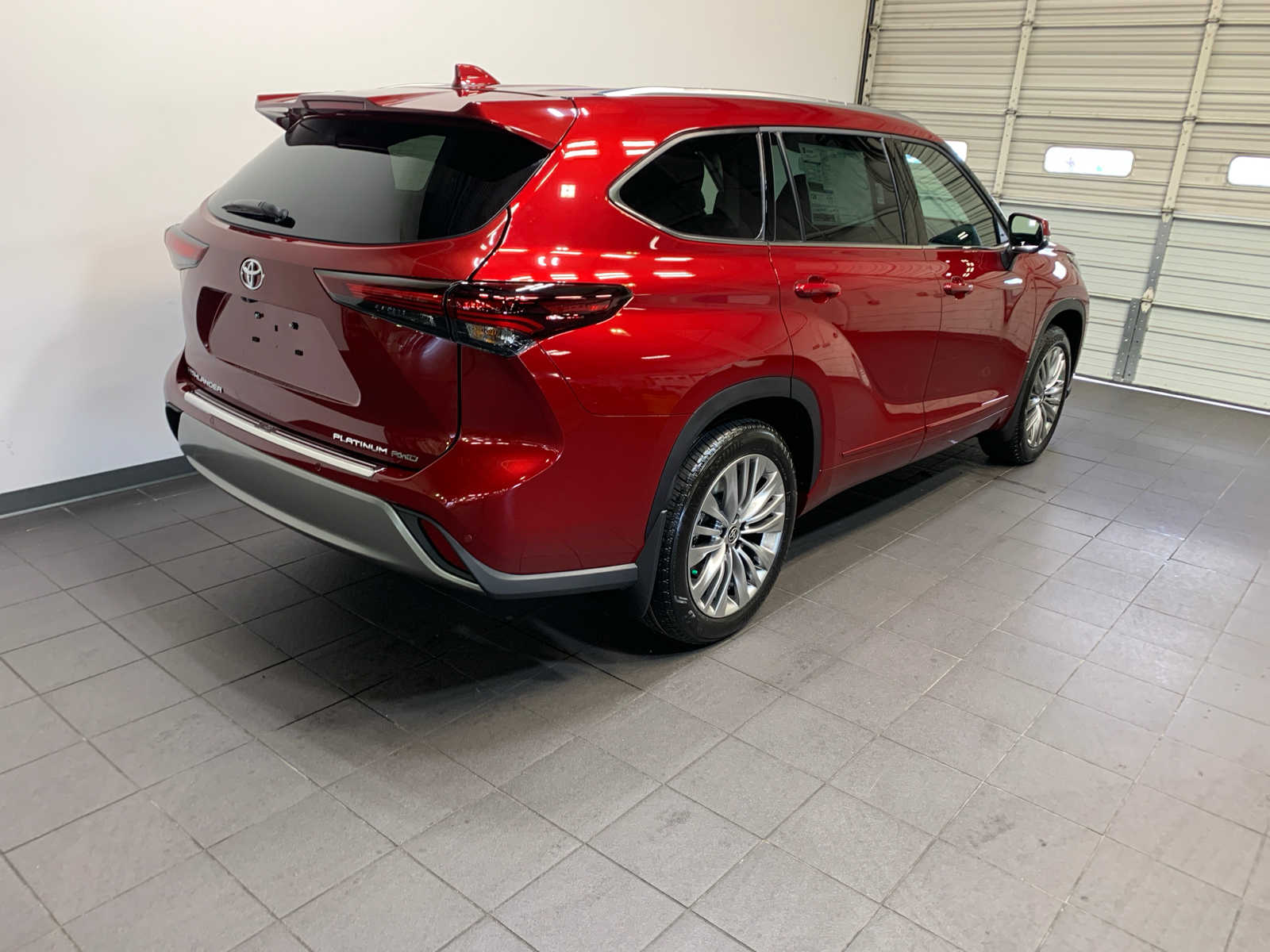 2025 Toyota Highlander Platinum photo 2