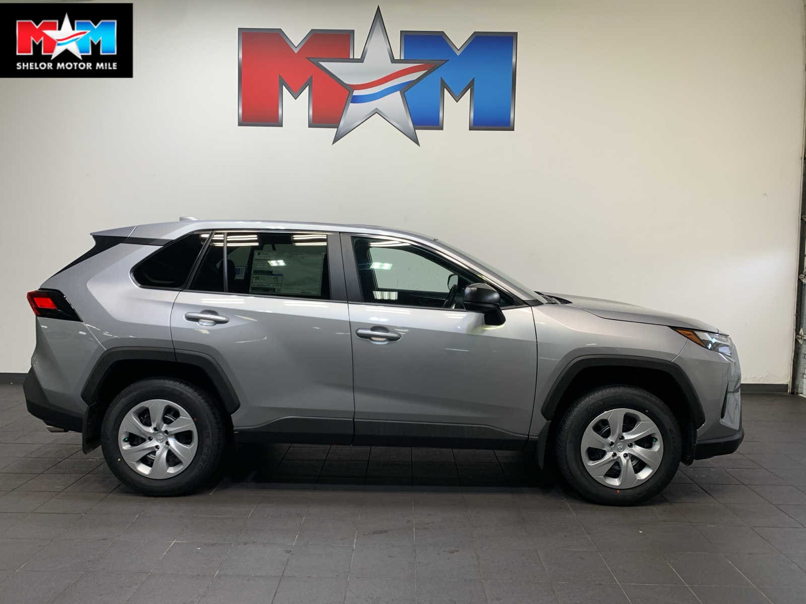 2025 Toyota RAV4 LE's photo