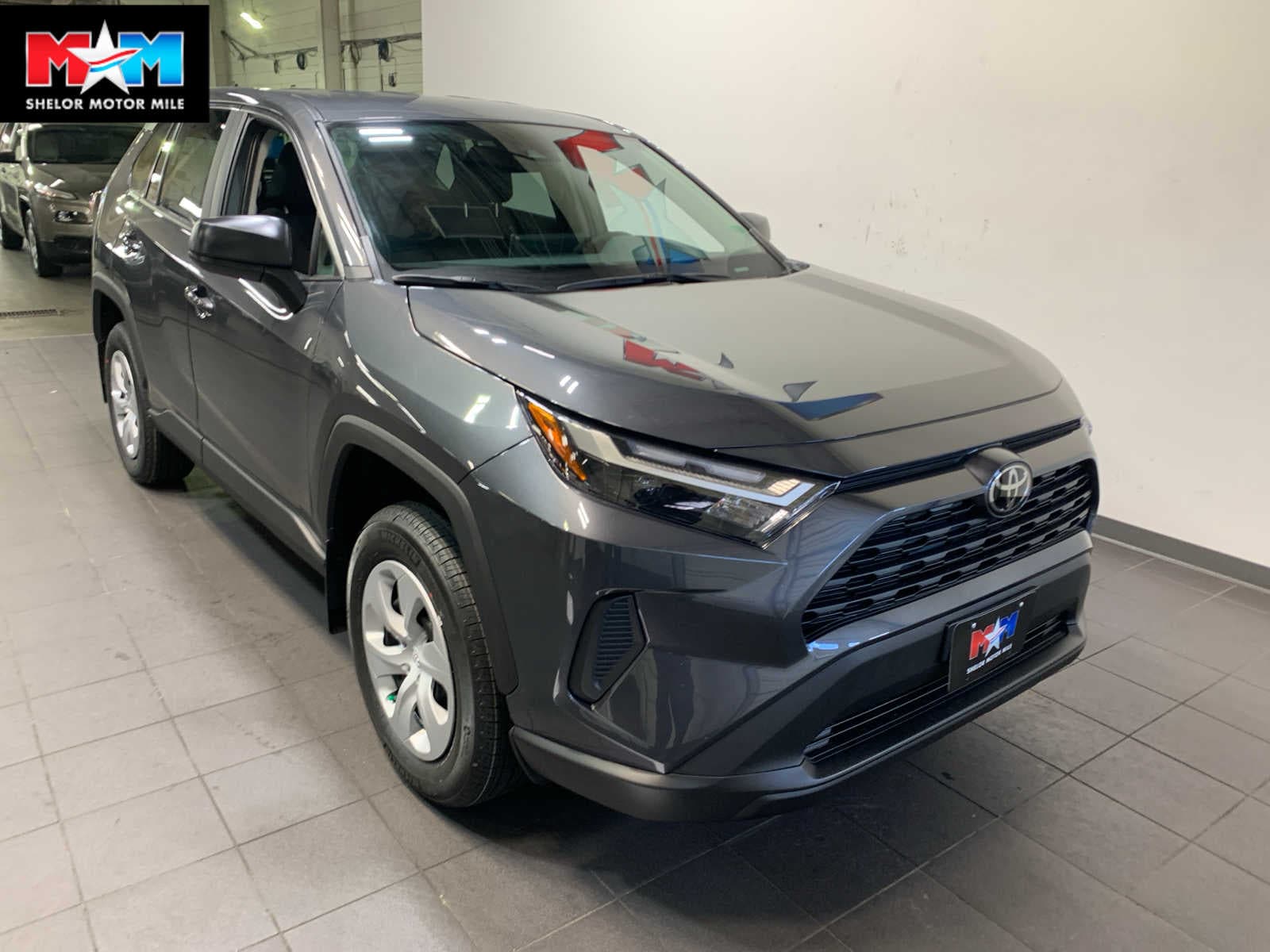 2025 Toyota RAV4 LE's photo