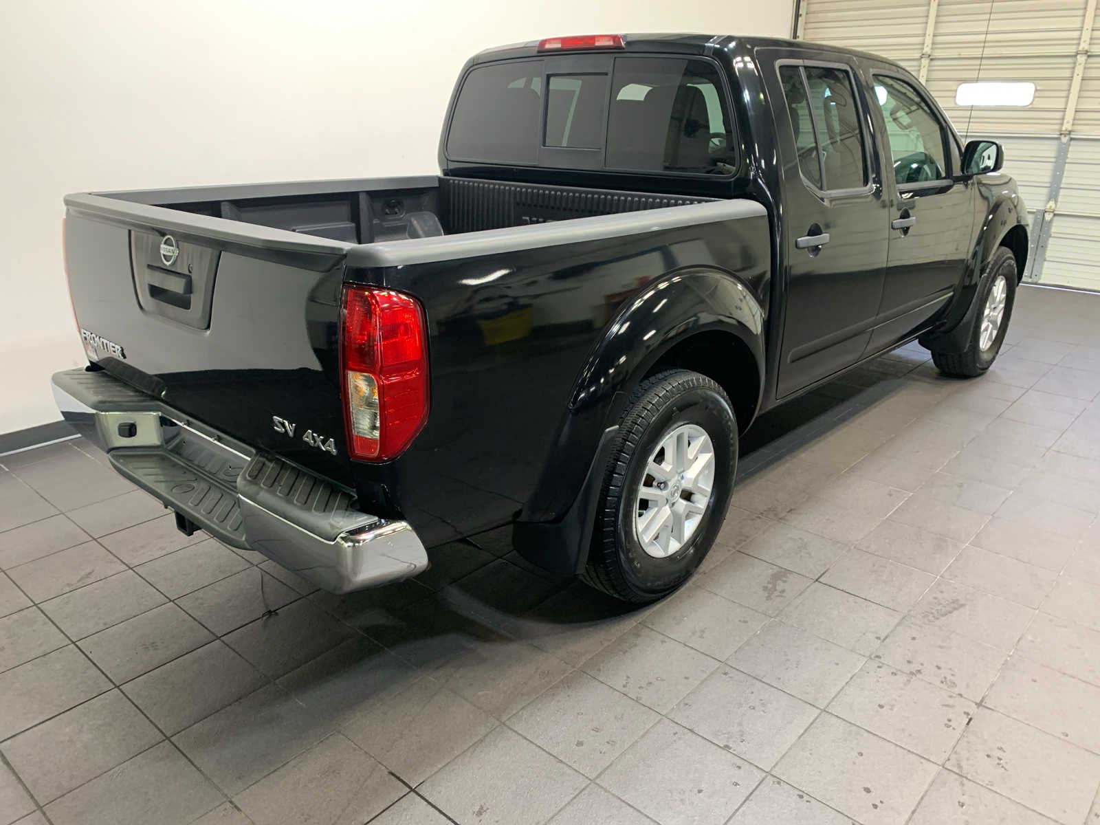 2017 Nissan Frontier SV Crew Cab photo 2