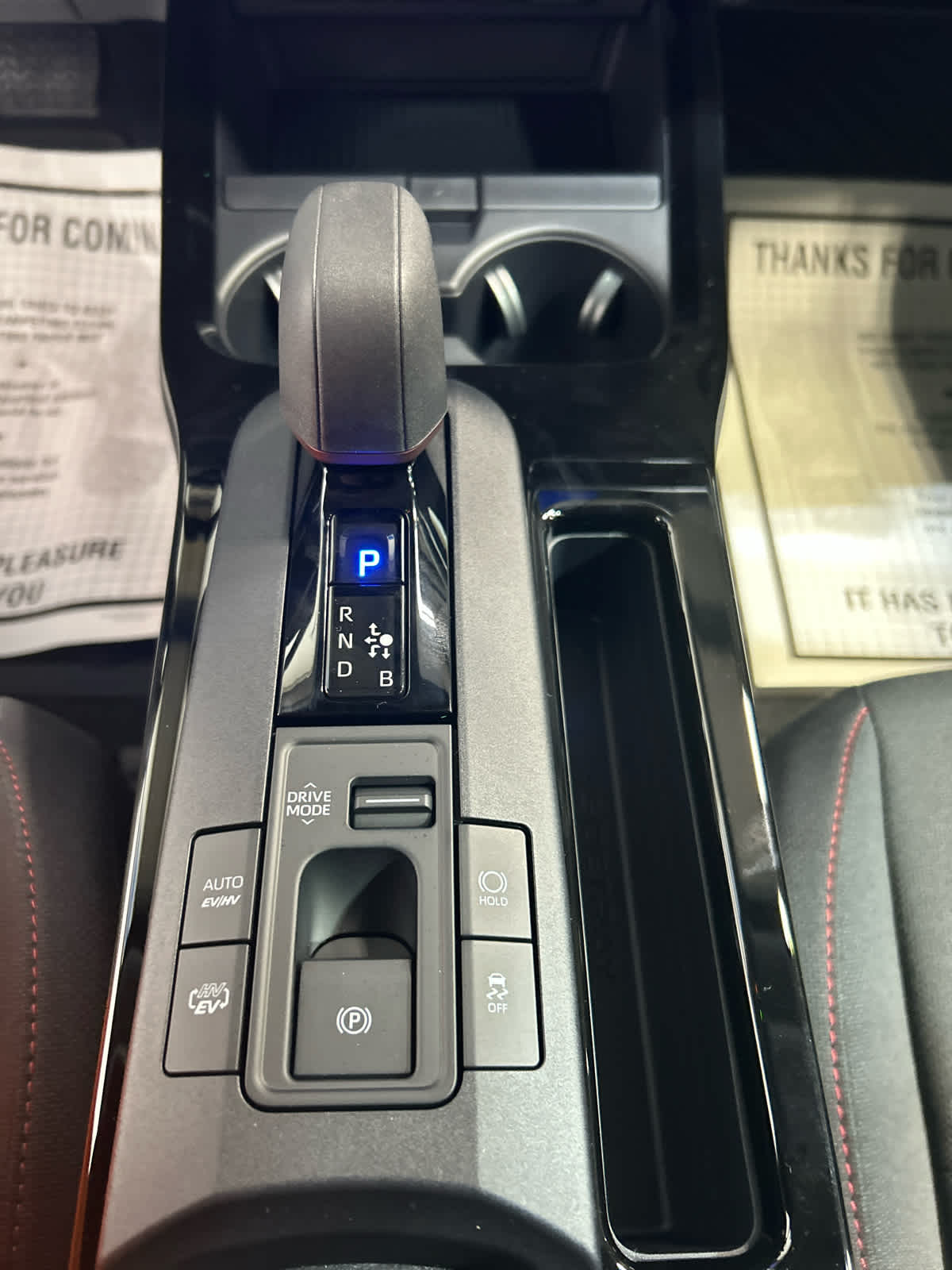 2026 Toyota Prius Plug-in Hybrid SE - Photo 7
