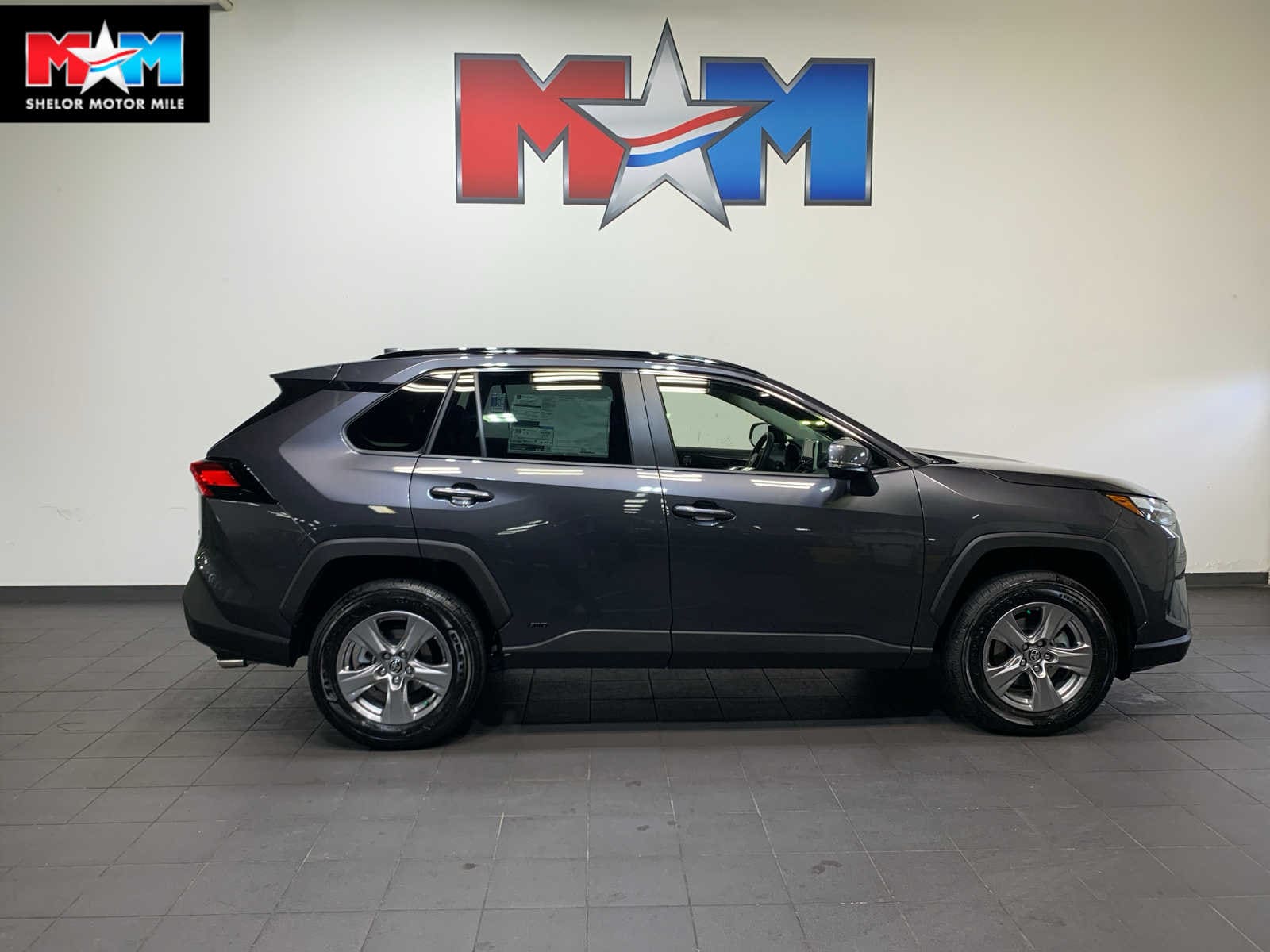 2025 Toyota RAV4 XLE's photo