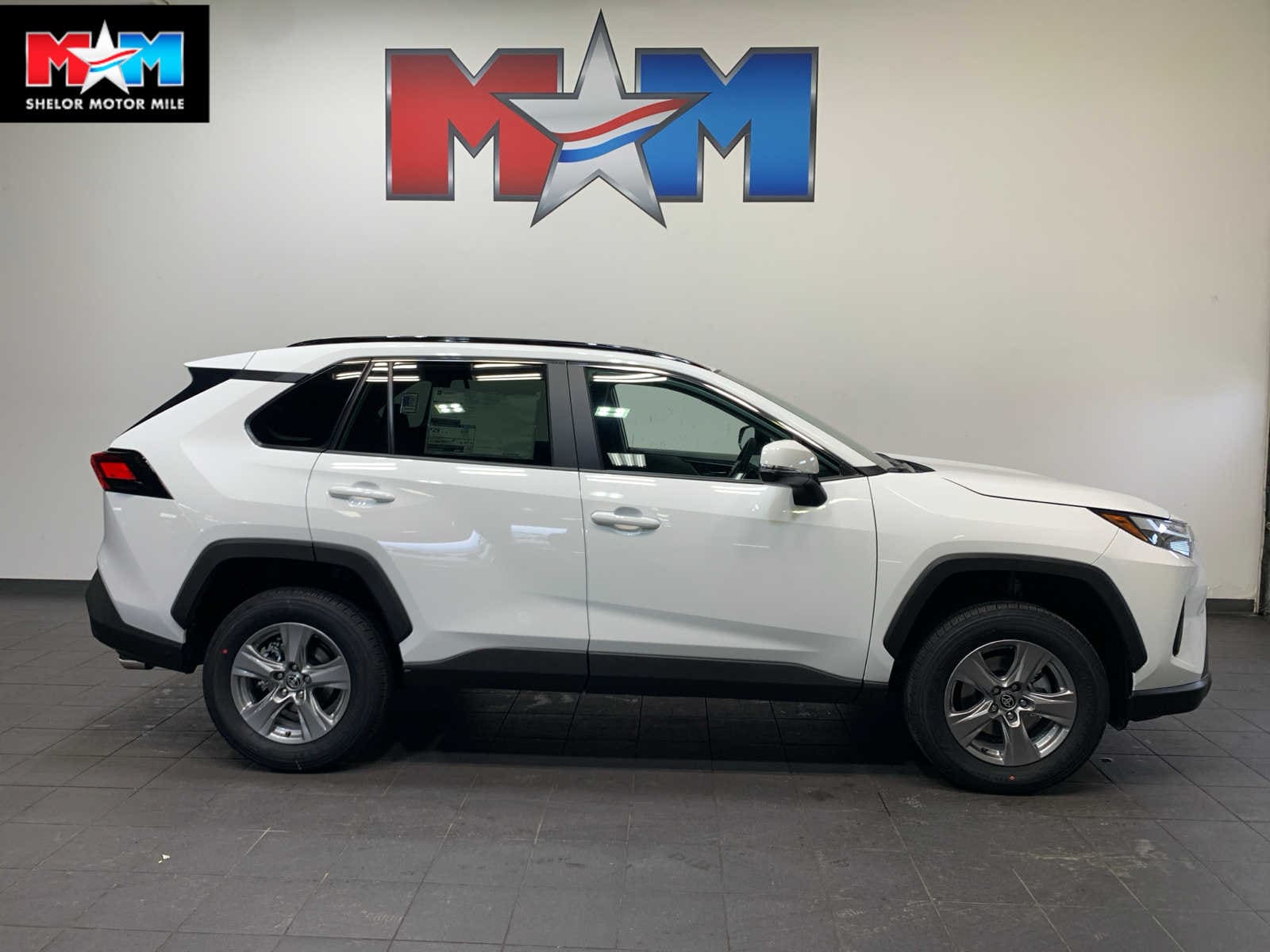 2025 Toyota RAV4 XLE's photo