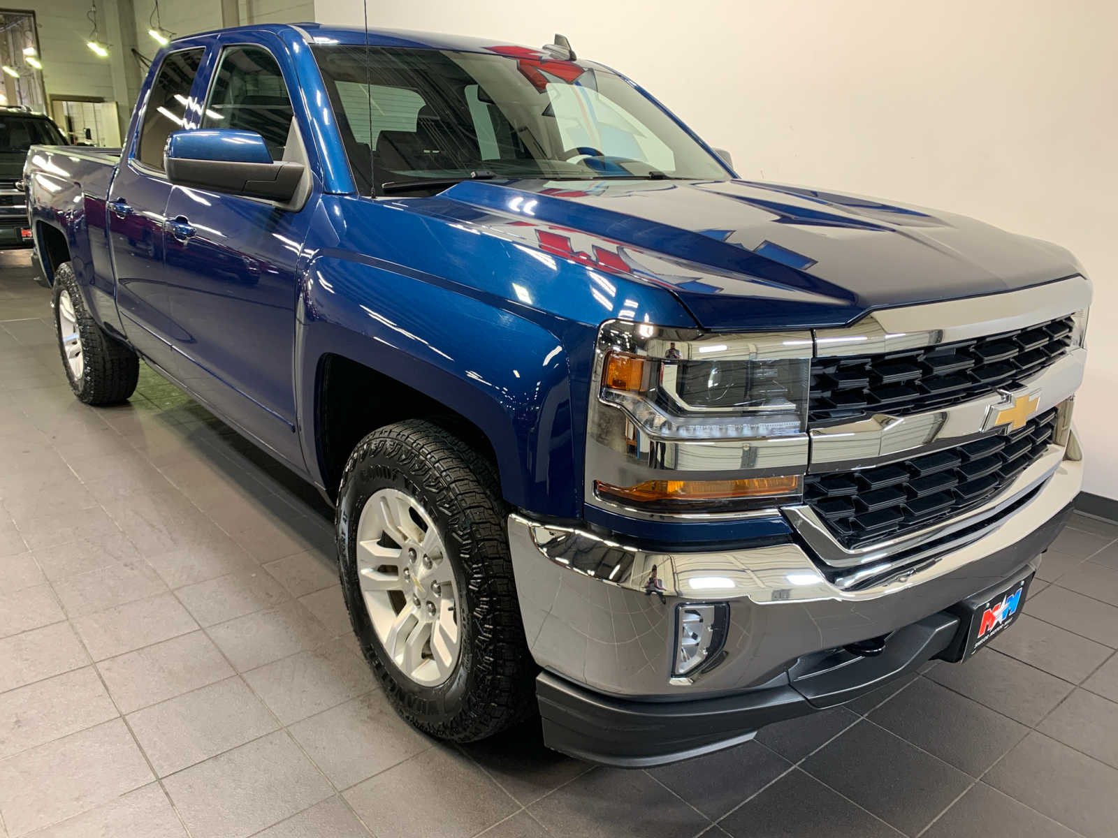 2018 Chevrolet Silverado 1500 LT photo 2