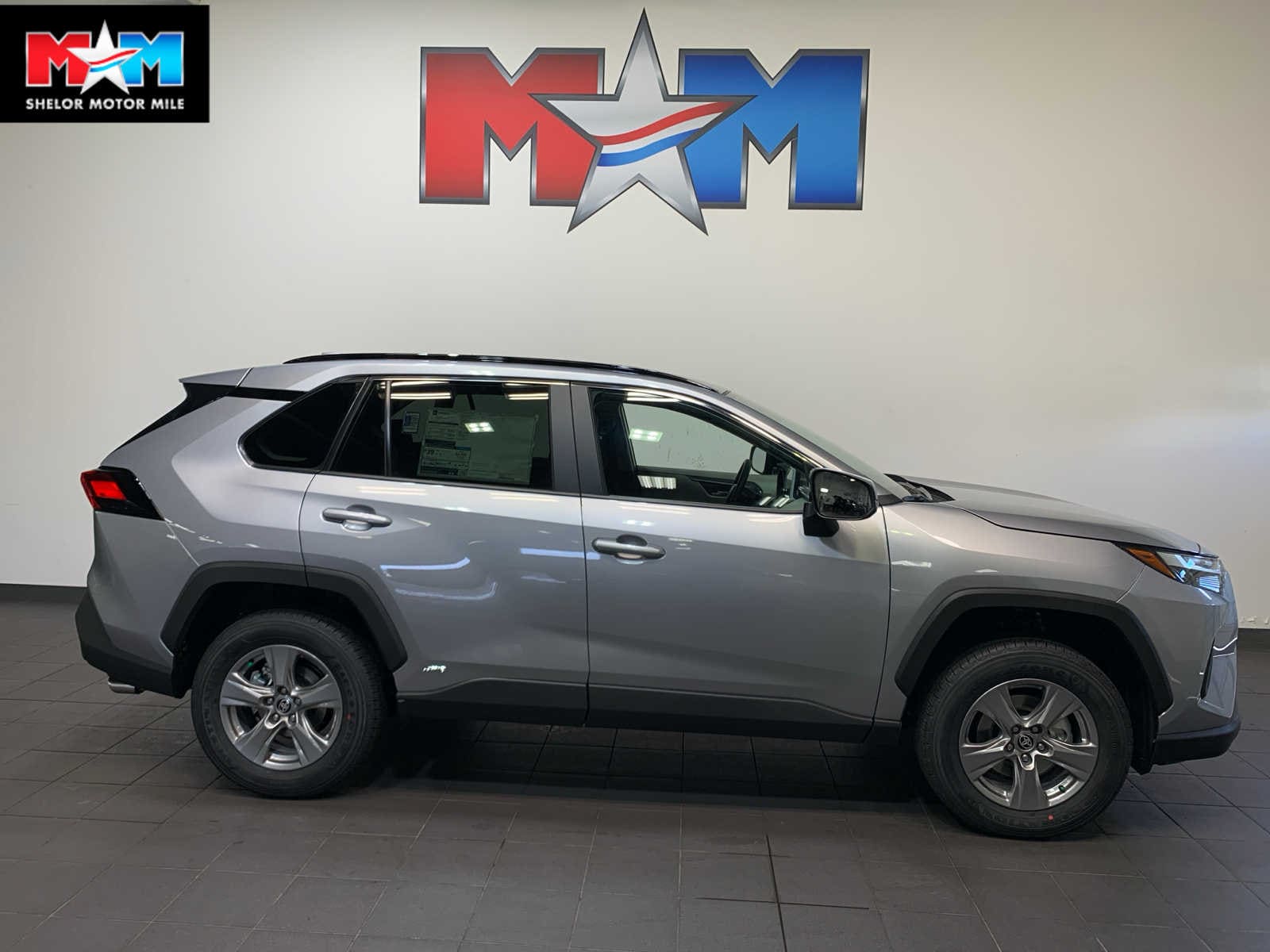 2025 Toyota RAV4 XLE's photo