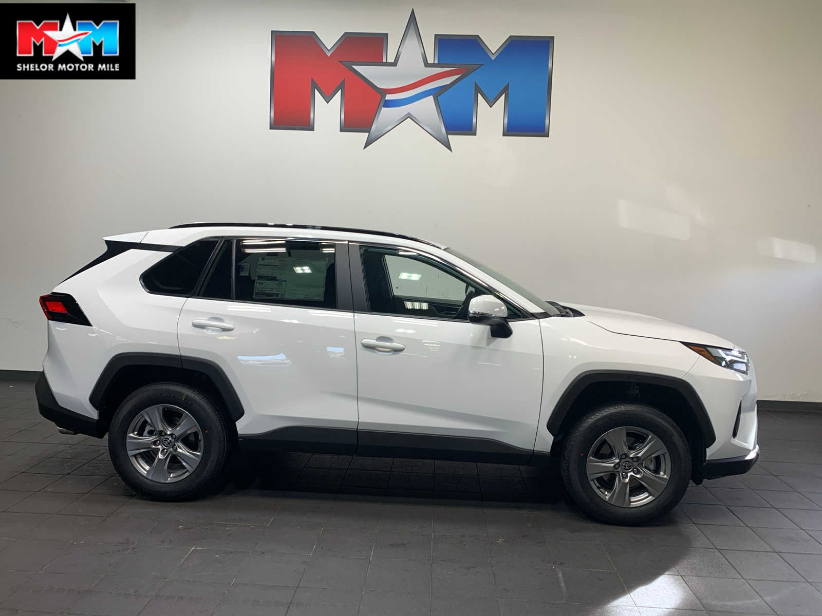 2025 Toyota RAV4 XLE's photo